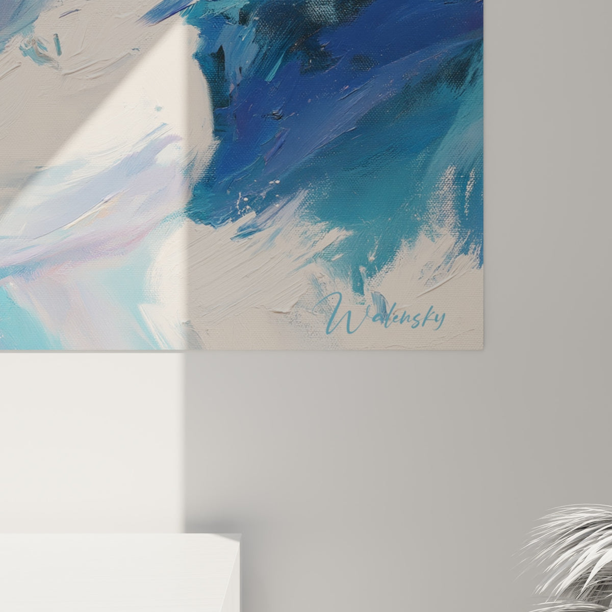 Empâtements blancs et bleu marine se mêlant en coulures épaisses, révélant la matière dense de la peinture