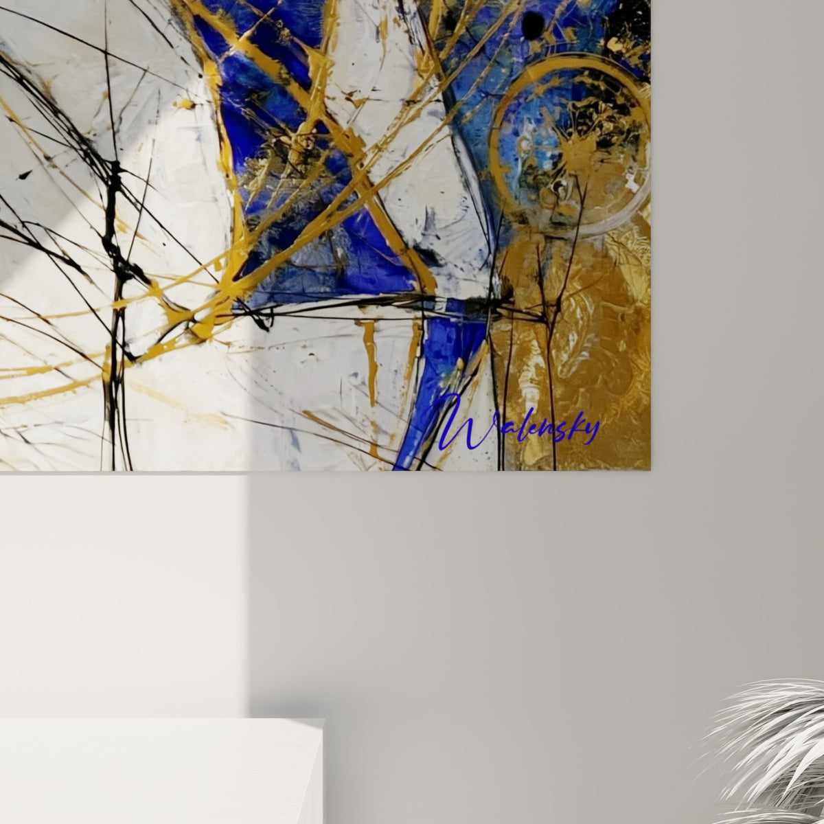 Empâtements dorés et traits noirs gestuels se mêlant au bleu profond, grain de peinture visible en gros plan