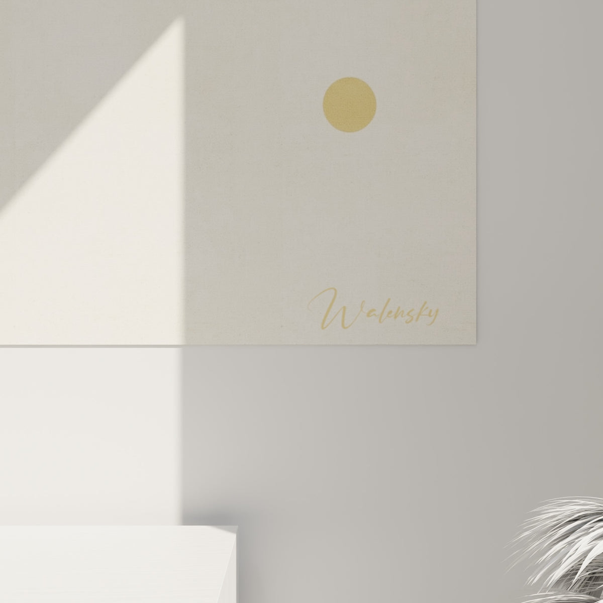 Détail du grain toilé et des aplats bleu marine et ocre du tableau cricket accroché au mur