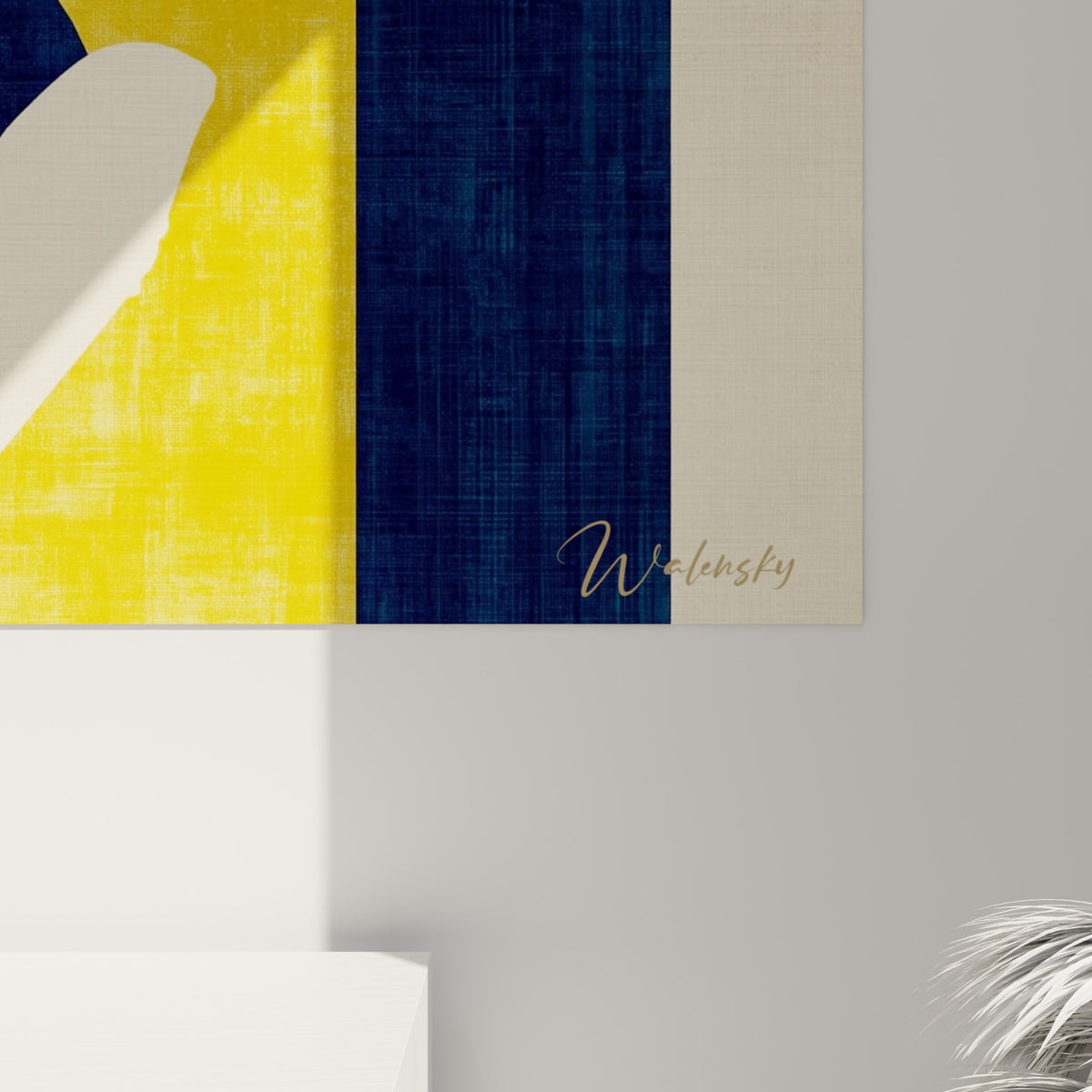 Détail de la toile texturée du tableau cricket, grain visible entre le bleu marine et le jaune moutarde des bandes verticales