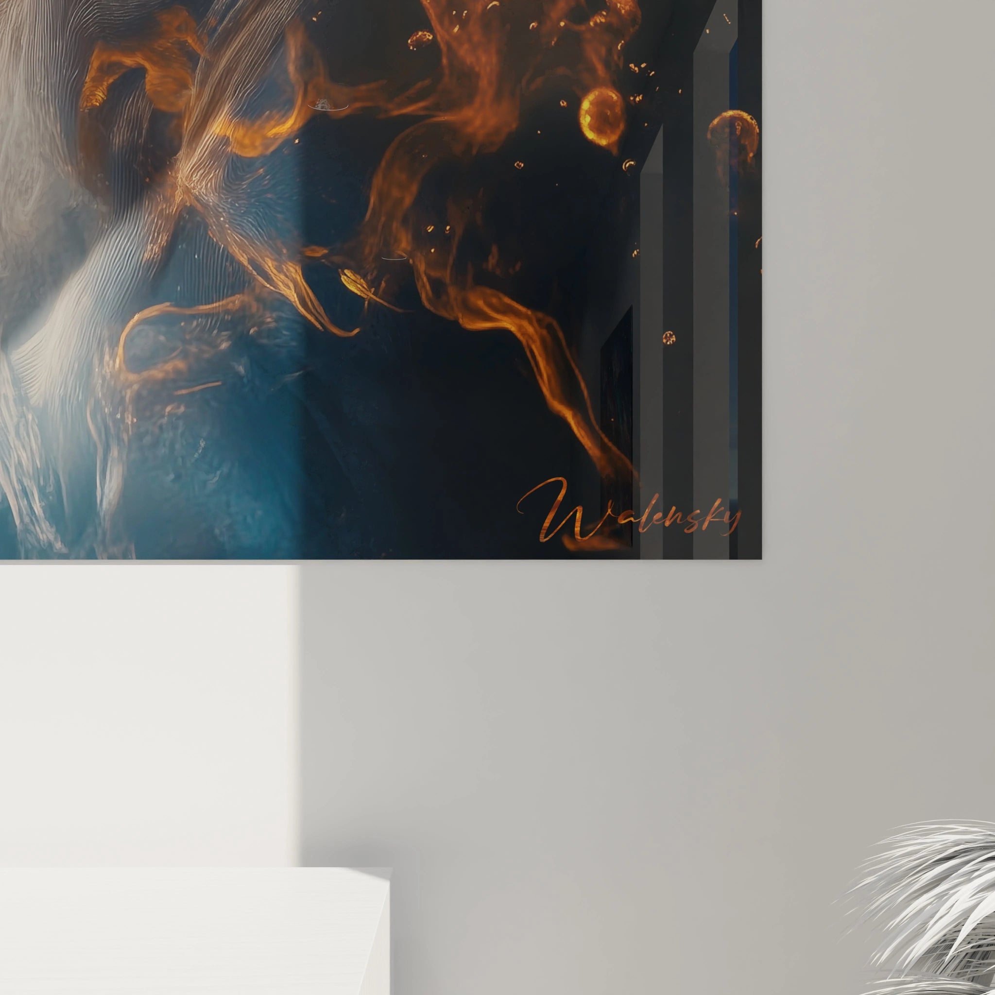 Un tableau lion éthéré capturant un profil félin bleu aux détails réalistes qui se transforme progressivement en motifs fluides et vaporeux, mêlant orange brûlé et blanc crémeux sur fond noir galactique.