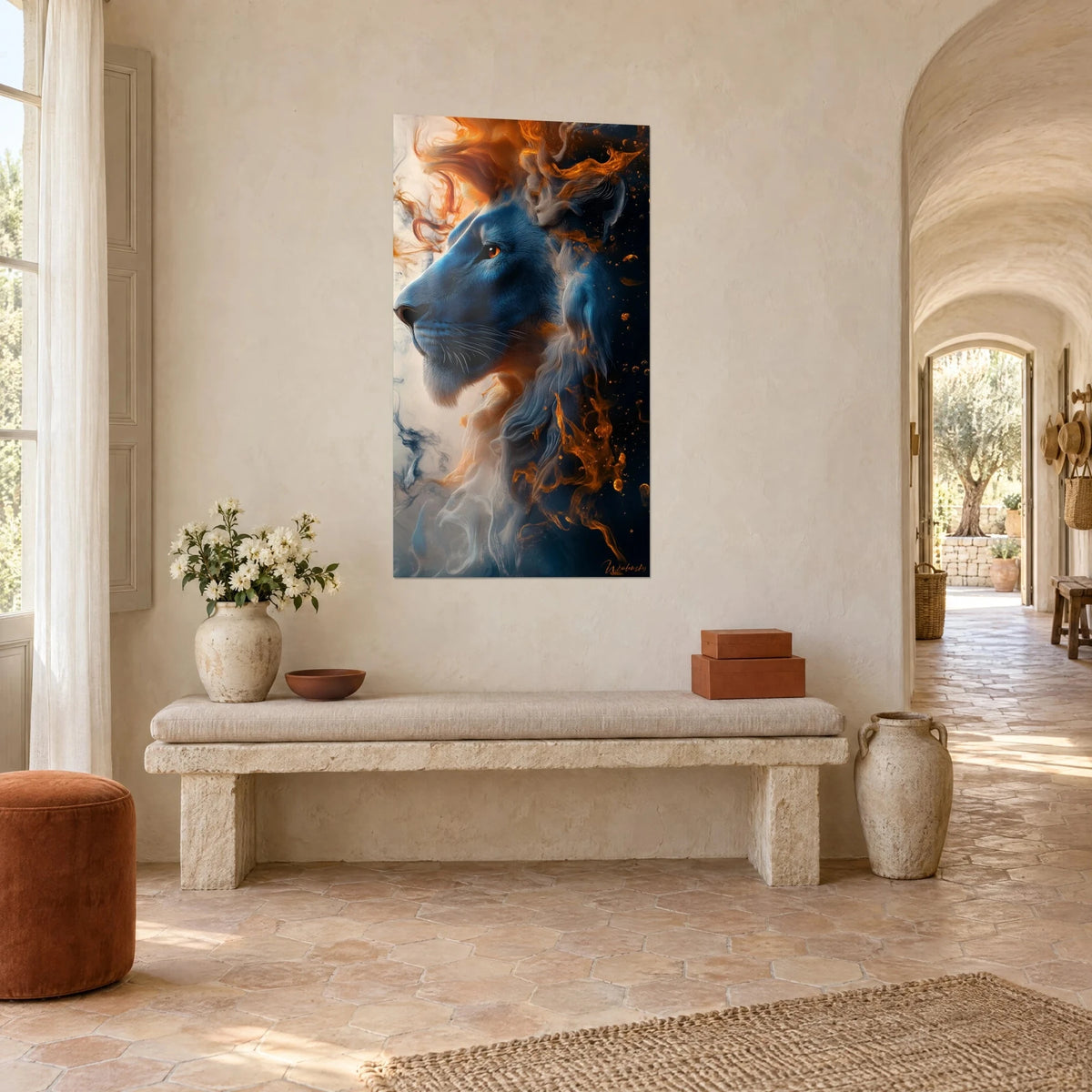 Quadro leonessa maestosa dagli occhi ambrati, muso blu notte e volute arancioni di fumo, appeso in un masseria provenzale di pietra chiara