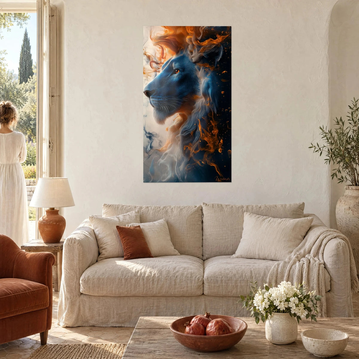 Quadro leone di profilo in blu ardesia, criniera di fiamme arancioni e fumo, coppia di spalle sopra un divano in un soggiorno luminoso