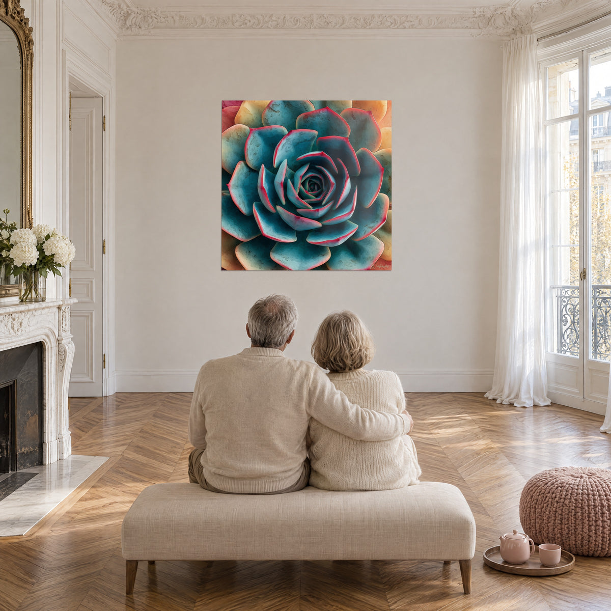 Schilderij vetplantbloesem in turquoise en felroze met kubistische contouren, bewonderd door een koppel van achteren op een beige bank
