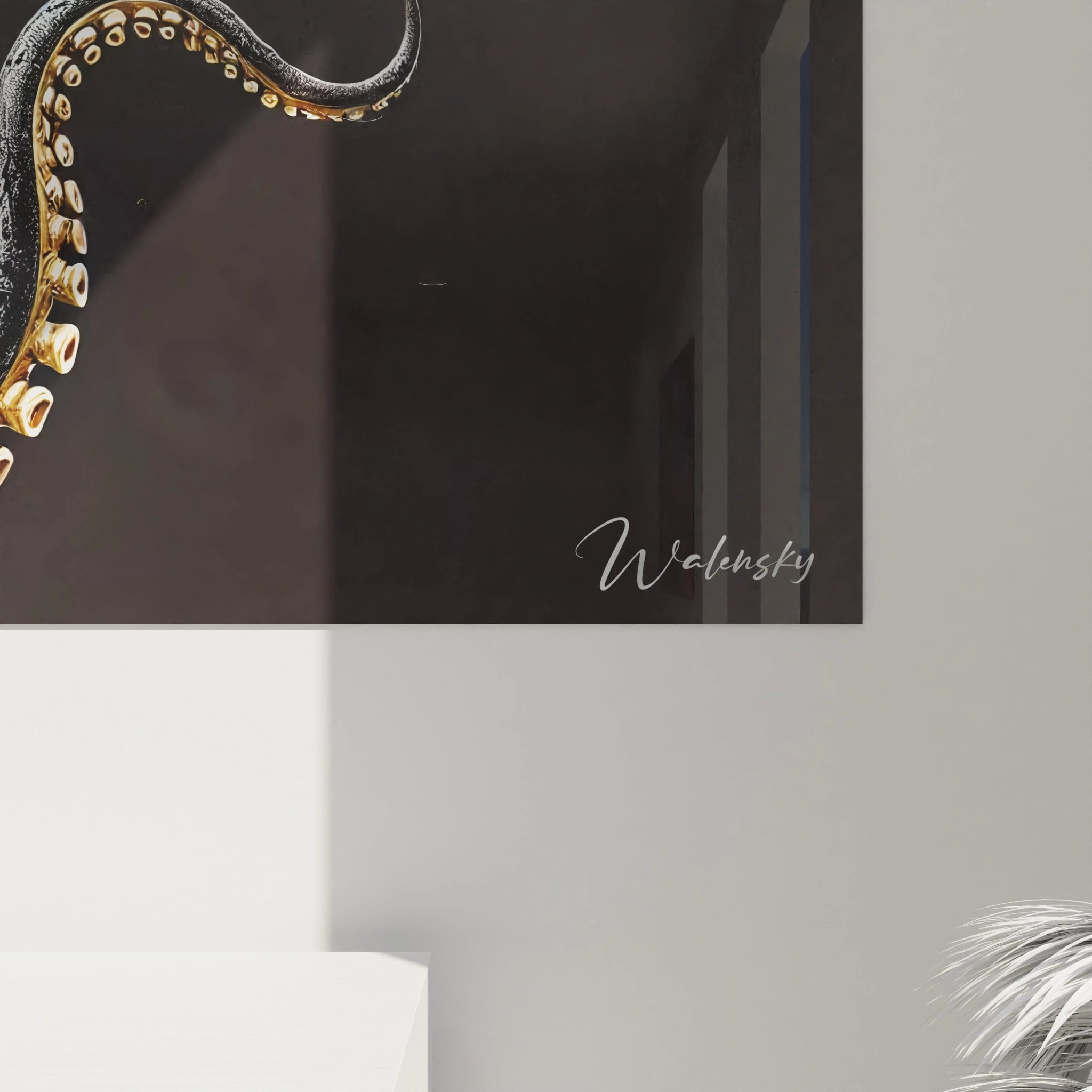 Explorez les détails captivants de ce tableau calamar geant avec une vue de près. Les textures métalliques et les courbes fluides apportent profondeur et mouvement à l'œuvre.