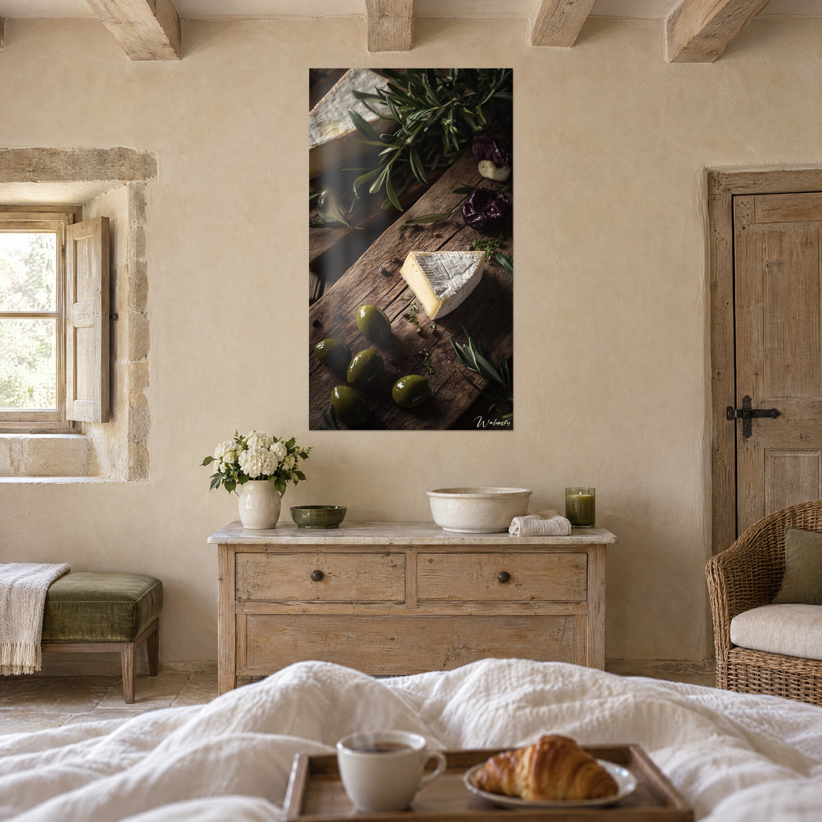 Quadro triangolo di formaggio a crosta fiorita, olive verde oliva e foglie di alloro, sopra un letto in una camera luminosa