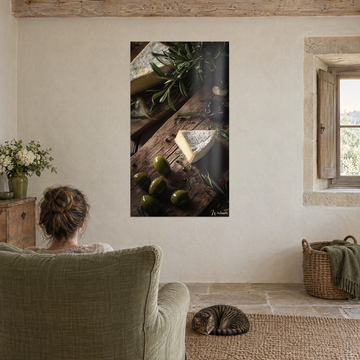 Quadro formaggio fuso su legno antico scuro, rametti di rosmarino verde grigio, soggiorno in pietra con un gatto tigrato addormentato