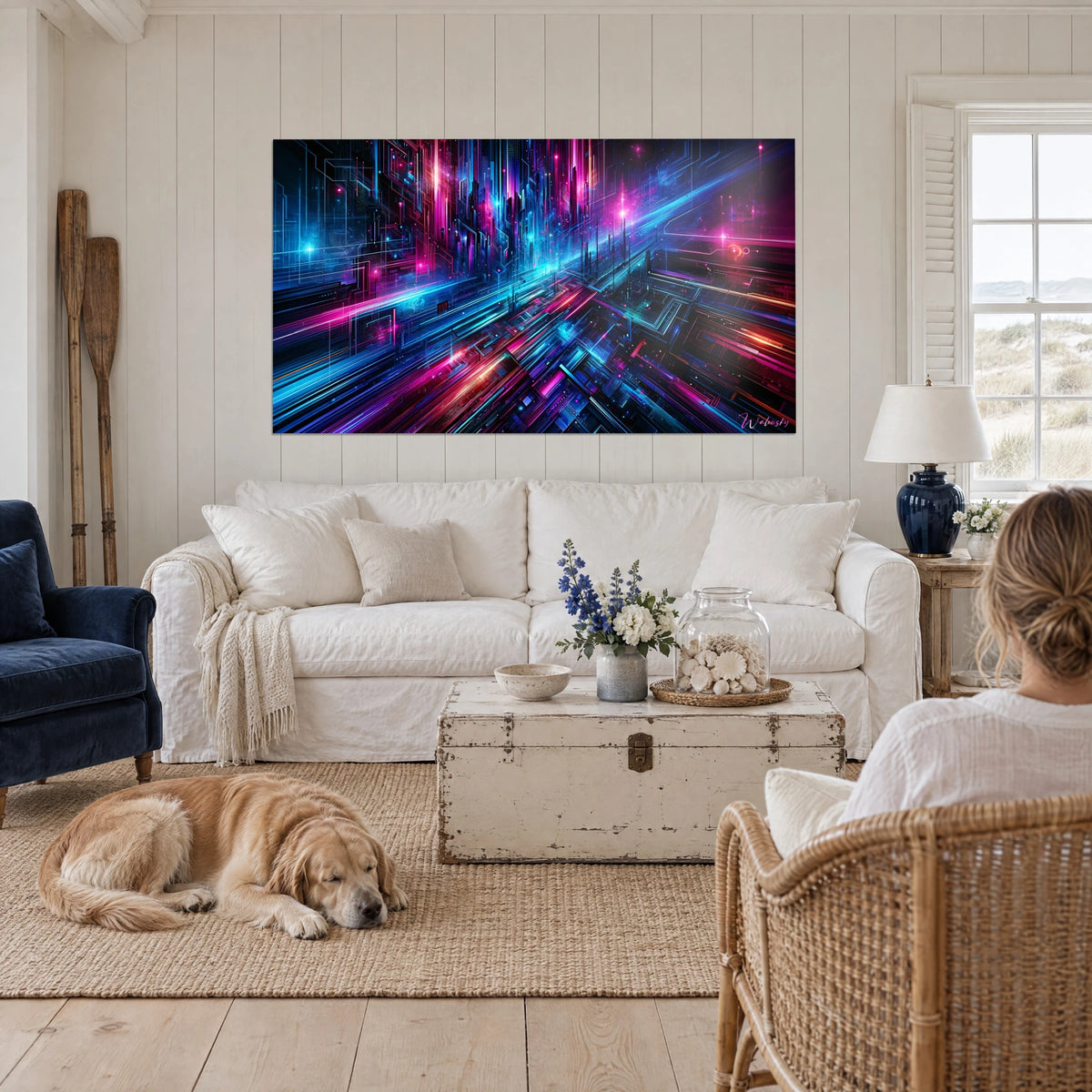 Gemälde einer digitalen Metropole in magentafarbenem und elektrisch blauem Neonlicht, Rückenansicht einer Person und ein Retriever, über einem Sofa in einem hellen Wohnzimmer