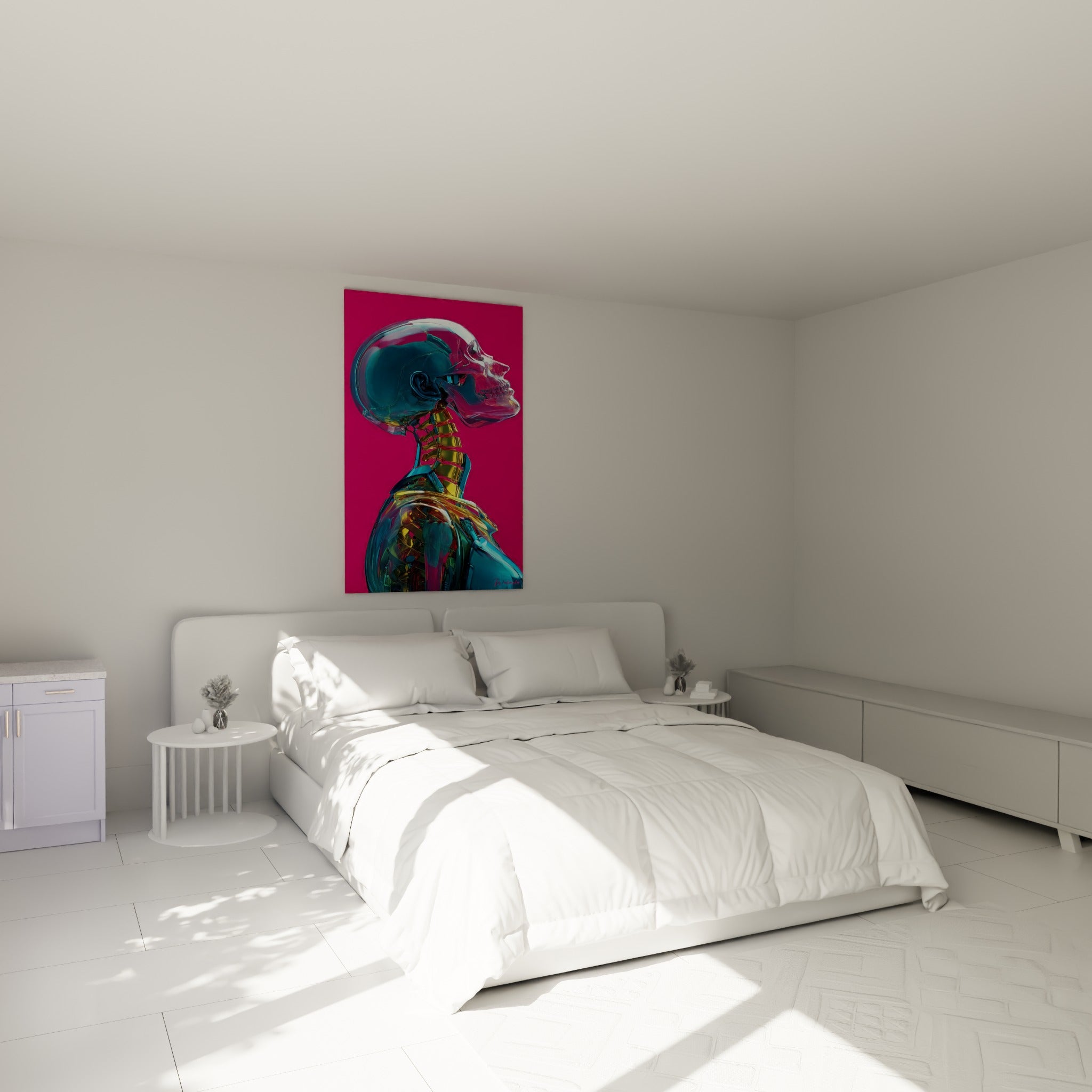 Crâne de verre bleu et jaune sur fuchsia vibrant, accroché au-dessus d'un lit dans une chambre claire