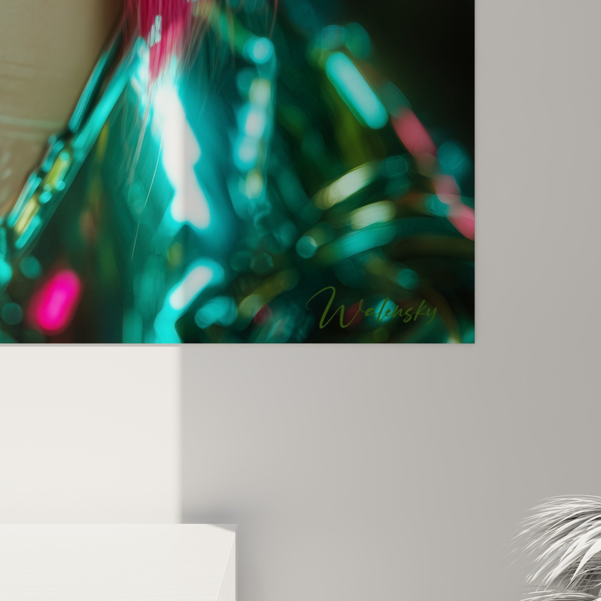 Détail de l'impression du tableau Cyberpunk montrant le grain de la peau et les mèches roses et turquoise