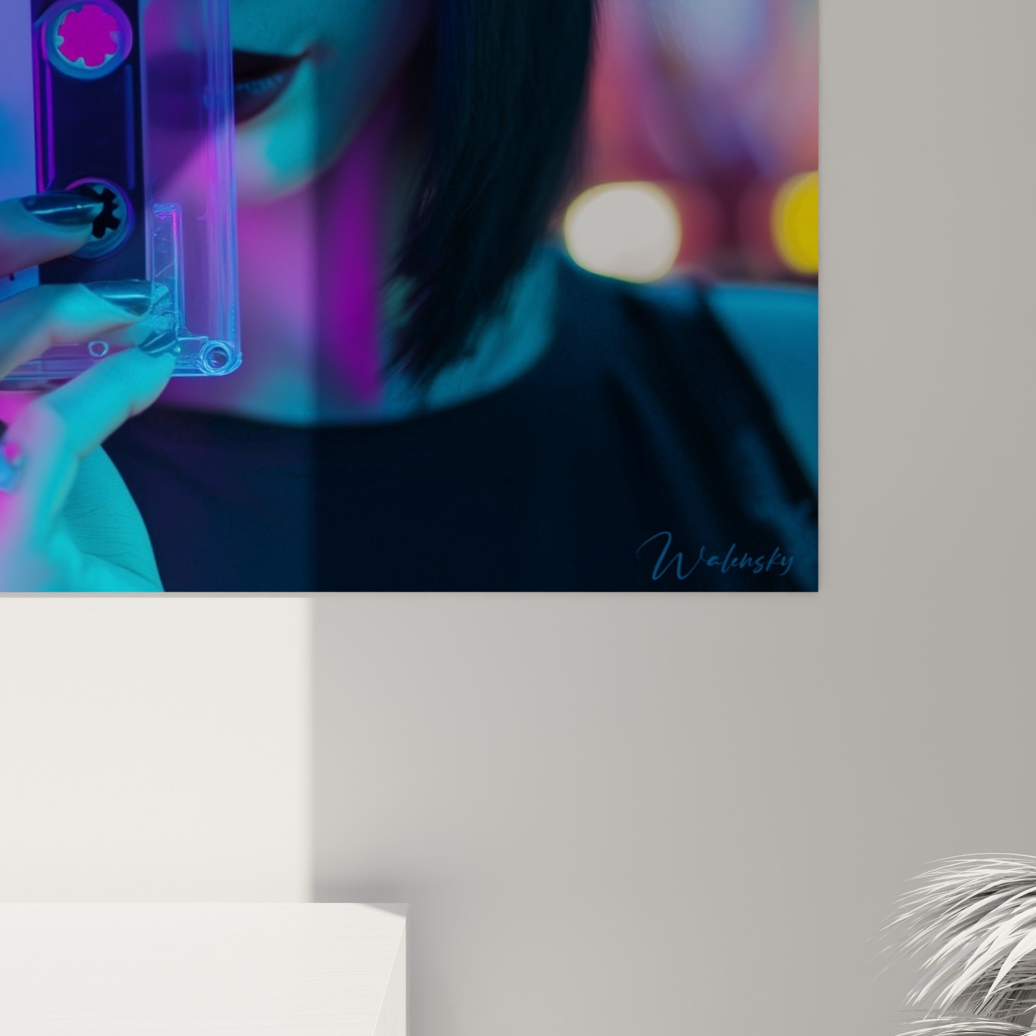 Détail du grain et des teintes fuchsia et turquoise de l'impression Cyberpunk accrochée au mur
