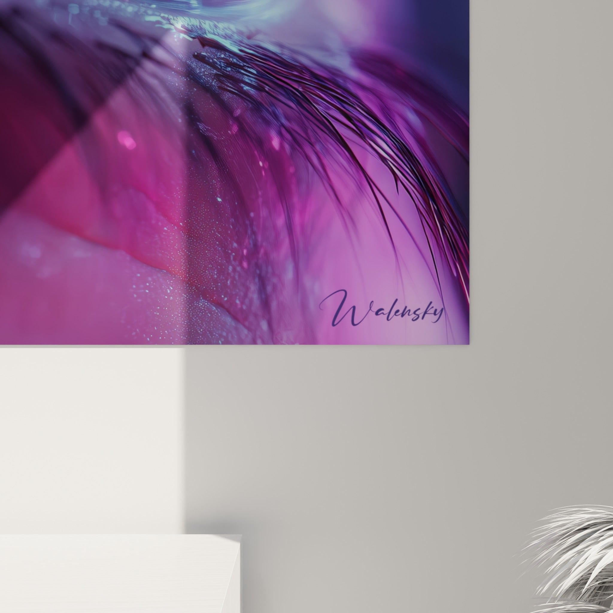 Détail des lignes lumineuses magenta et cyan gravées sur la surface brillante de l'impression de l'œuvre
