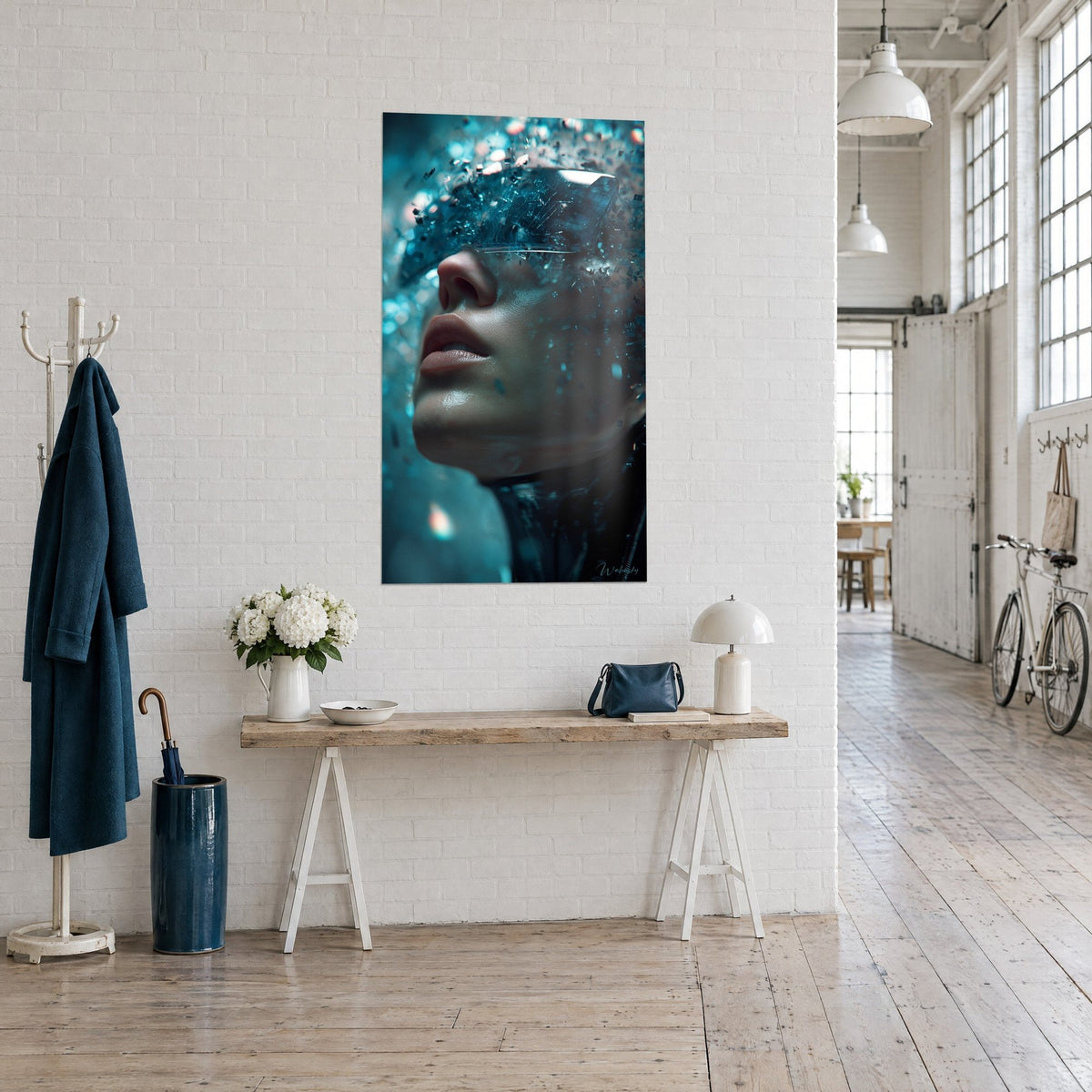 Tableau portrait cyberpunk, visière brisée en fragments bleu pétrole et blancs, nez et bouche en gros plan, console en bois d'un loft