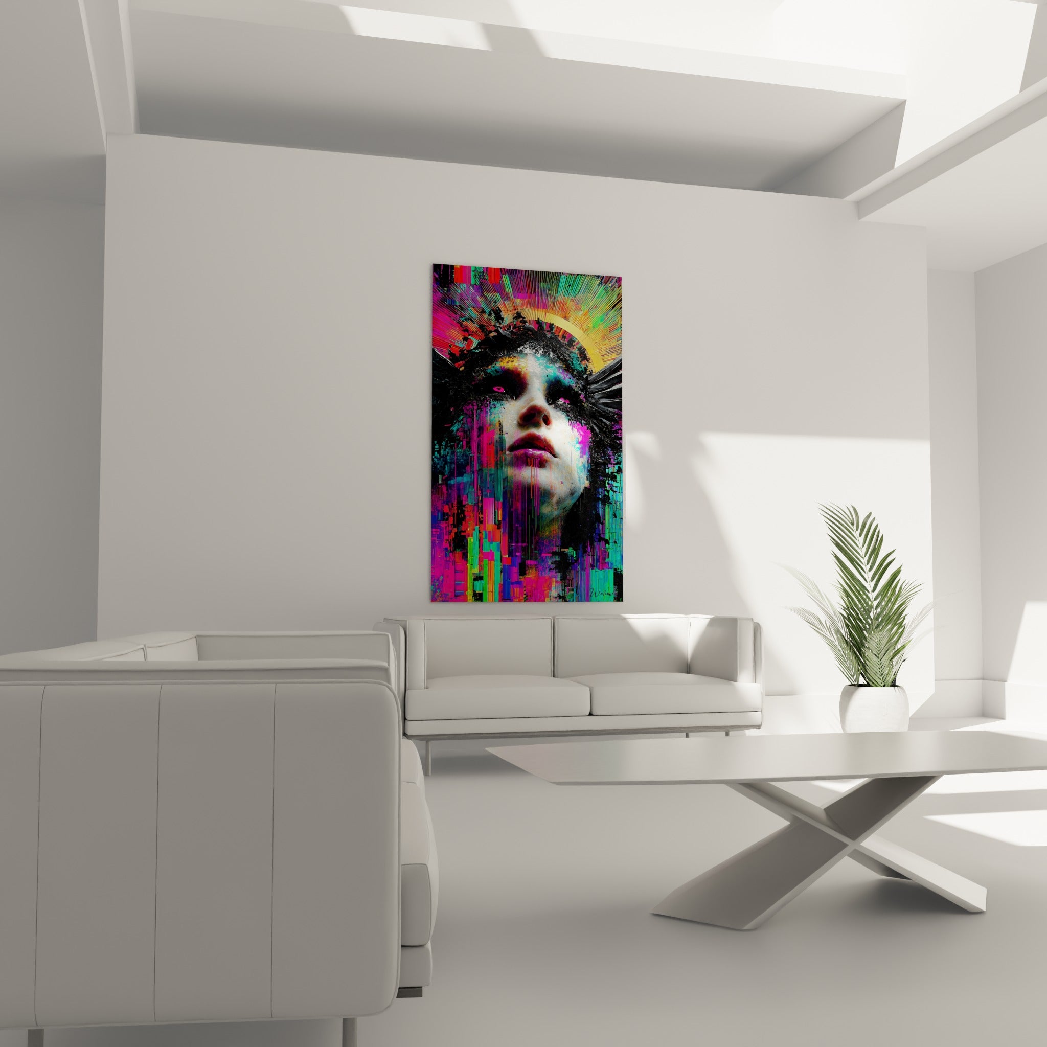 Figure Cyberpunk turquoise et violette, regard levé, disposée au-dessus d'un canapé dans un salon lumineux