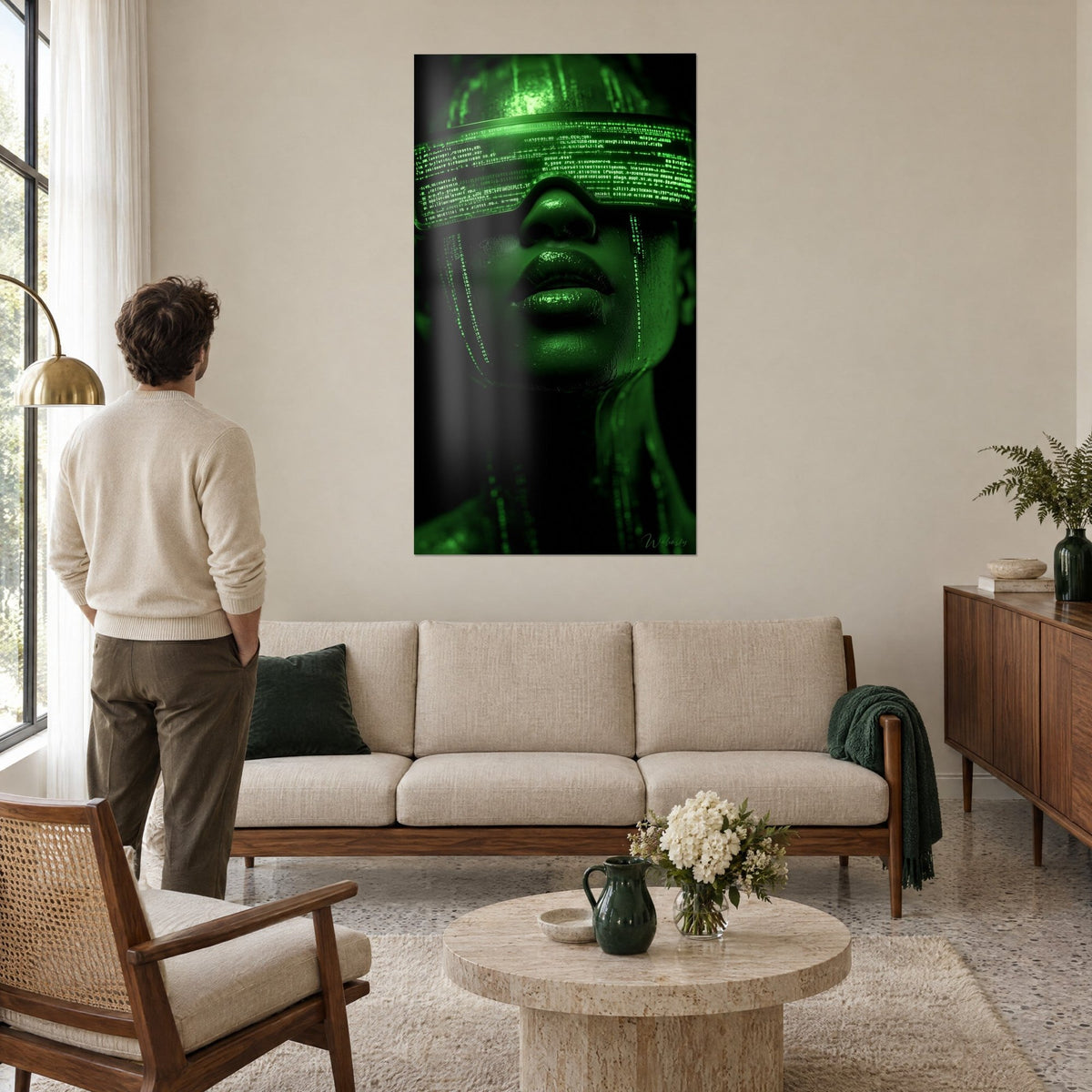 Quadro volto cyberpunk verde smeraldo su fondo nero, occhiali con codice binario, un uomo di spalle, sopra un divano in un soggiorno luminoso