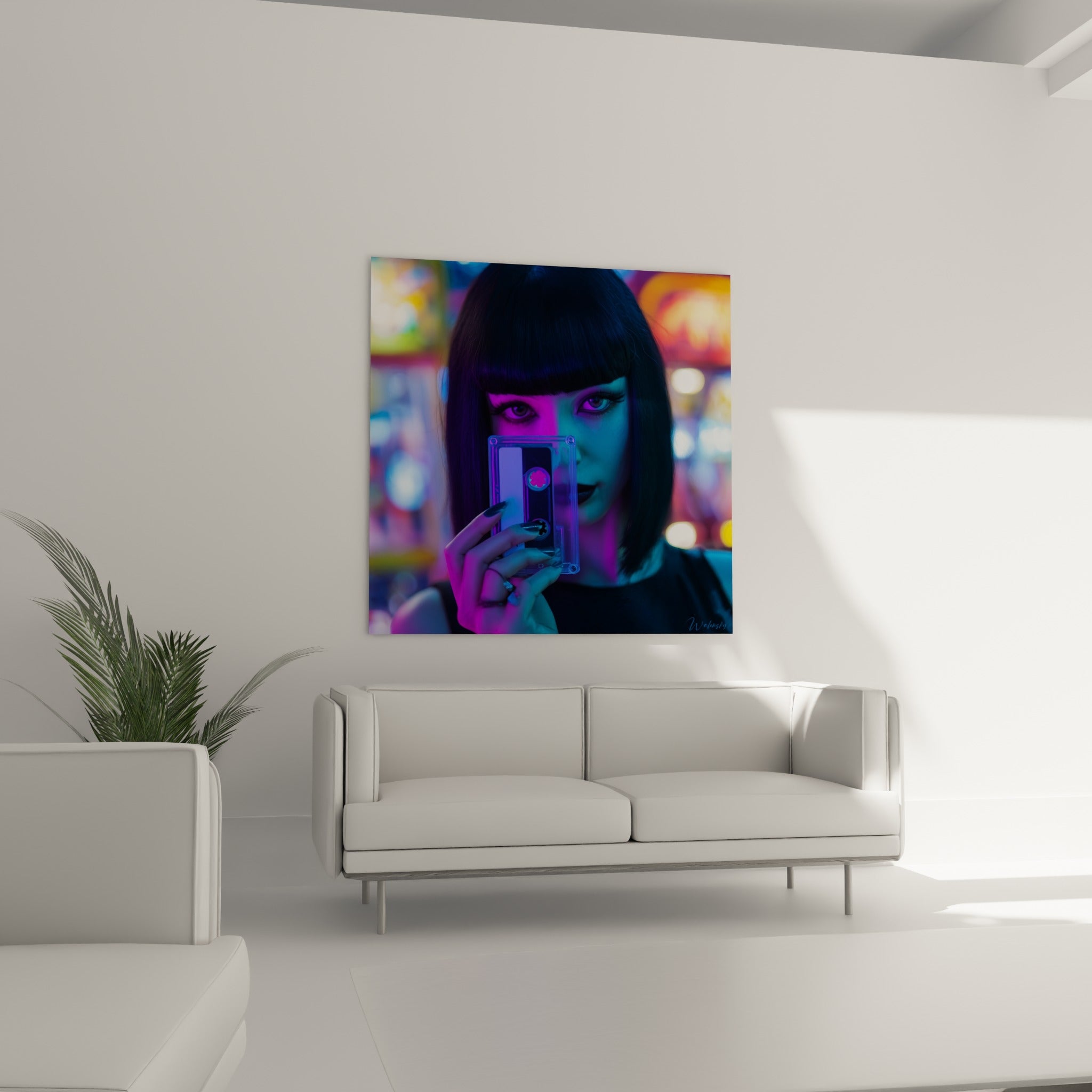 Cassette rétro et regard perçant du tableau Cyberpunk au-dessus d'un canapé dans un salon lumineux