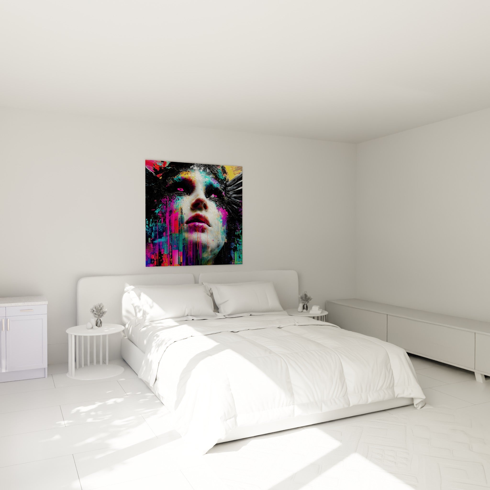 Portrait numérique aux coulures roses et turquoise, accroché au-dessus d'un lit dans une chambre claire