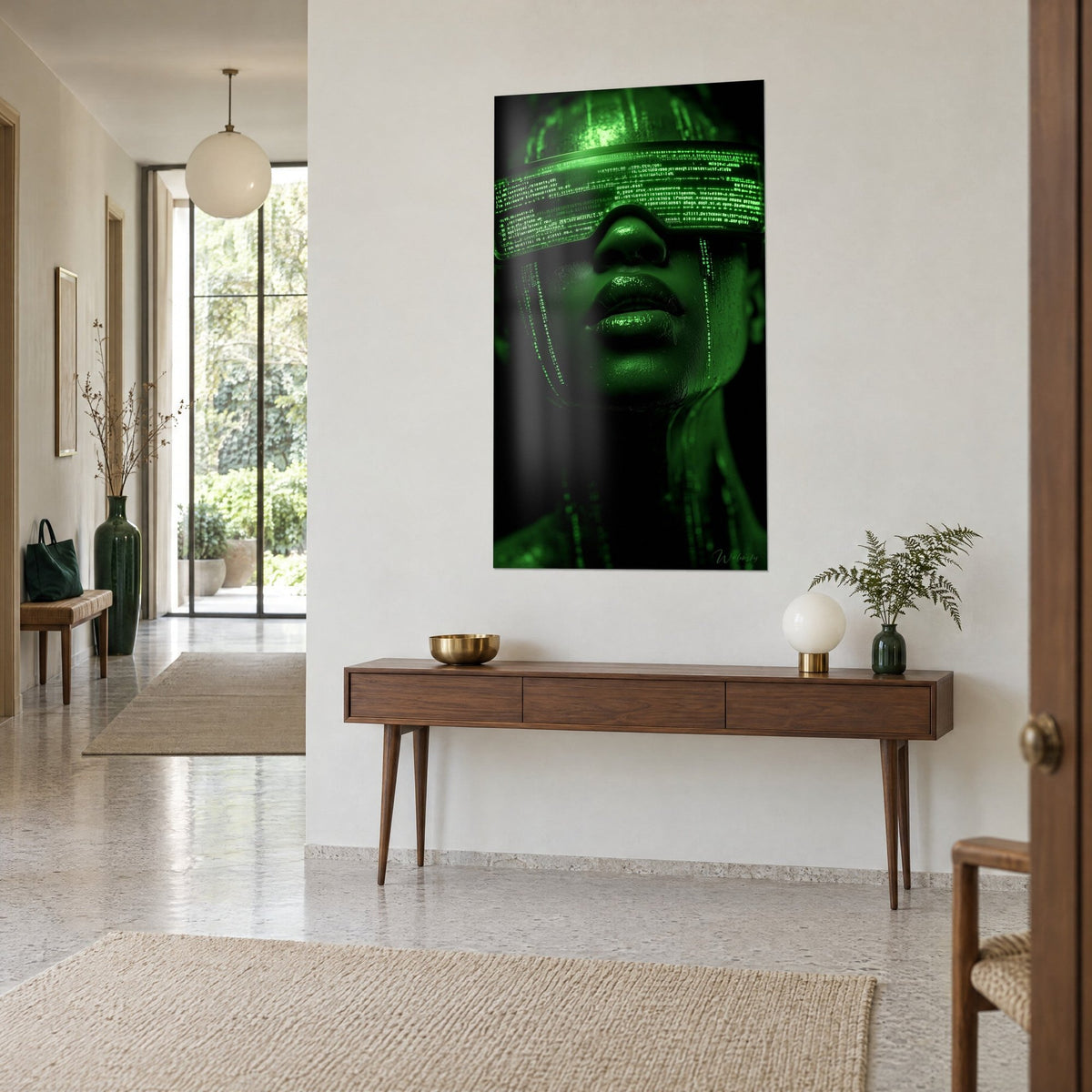 Quadro ritratto digitale con labbra lucide, linee di codice verde vivo su nero profondo, su una parete beige, console in legno, vista a tre quarti