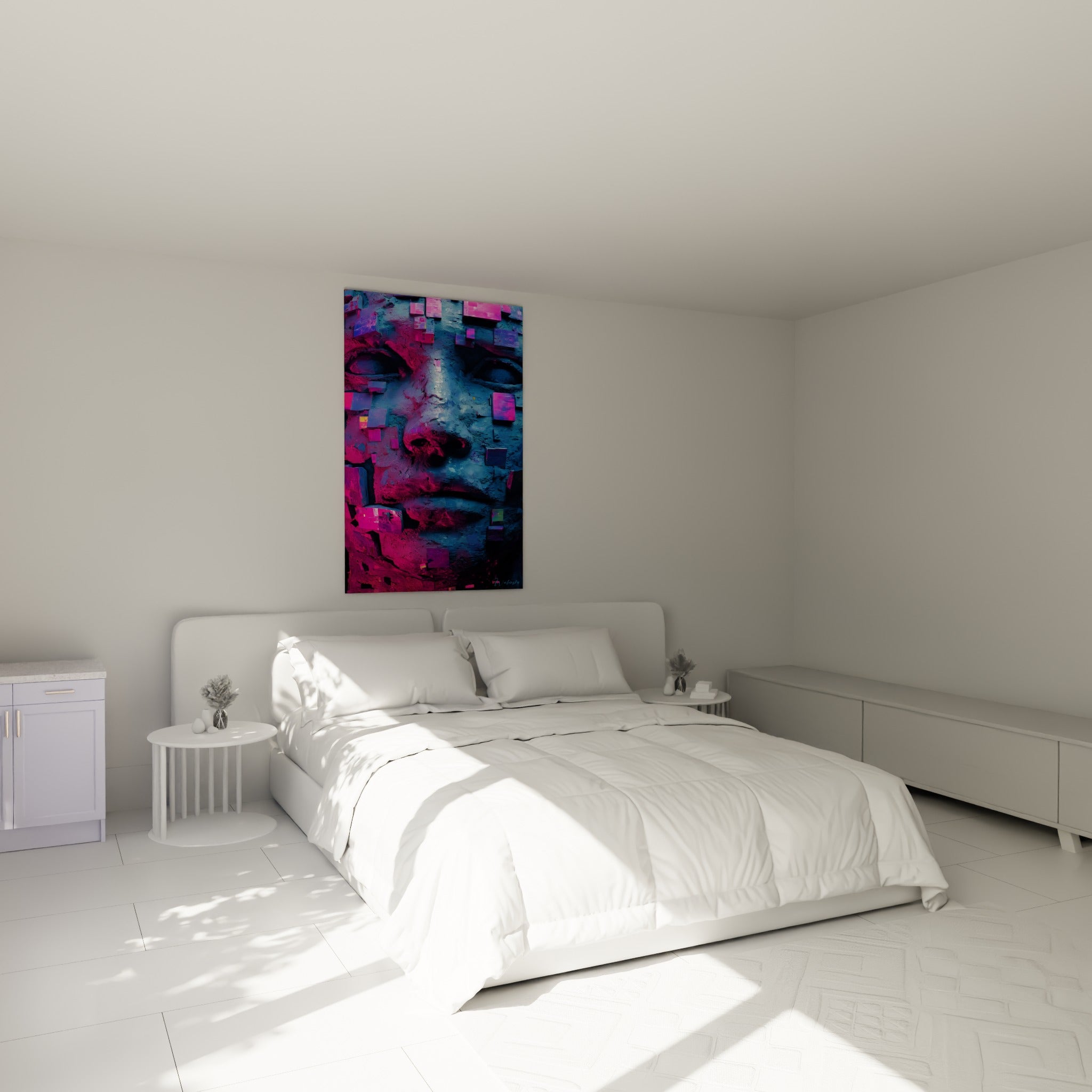 Statue au visage éclaté de carrés roses et bleus, accrochée au-dessus d'un lit dans une chambre claire