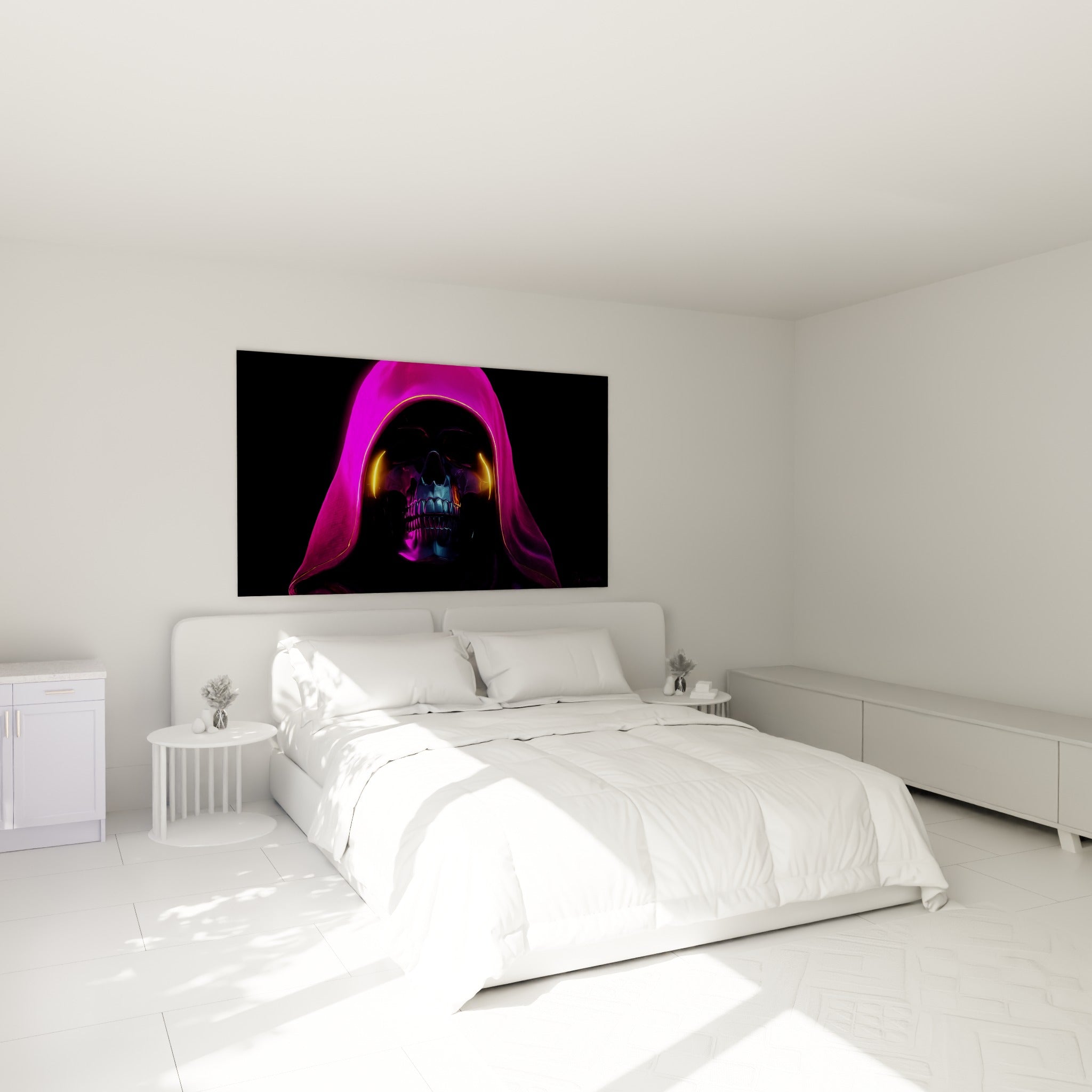 Silhouette encapuchonnée rose et dorée aux reflets métalliques, accrochée au-dessus d'un lit dans une chambre claire