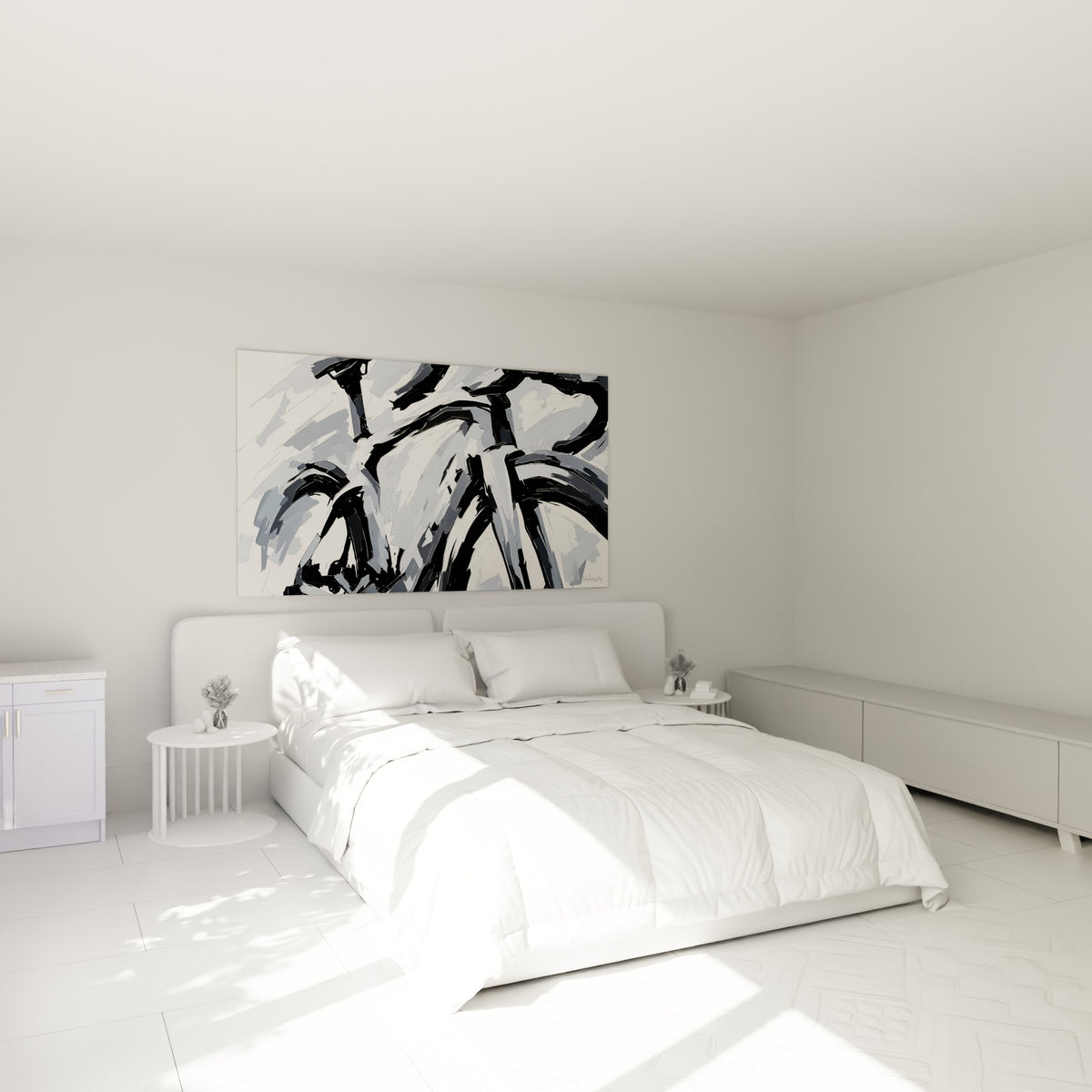 Fourche de vélo noire et grise en peinture gestuelle, accrochée au-dessus d'un lit dans une chambre claire