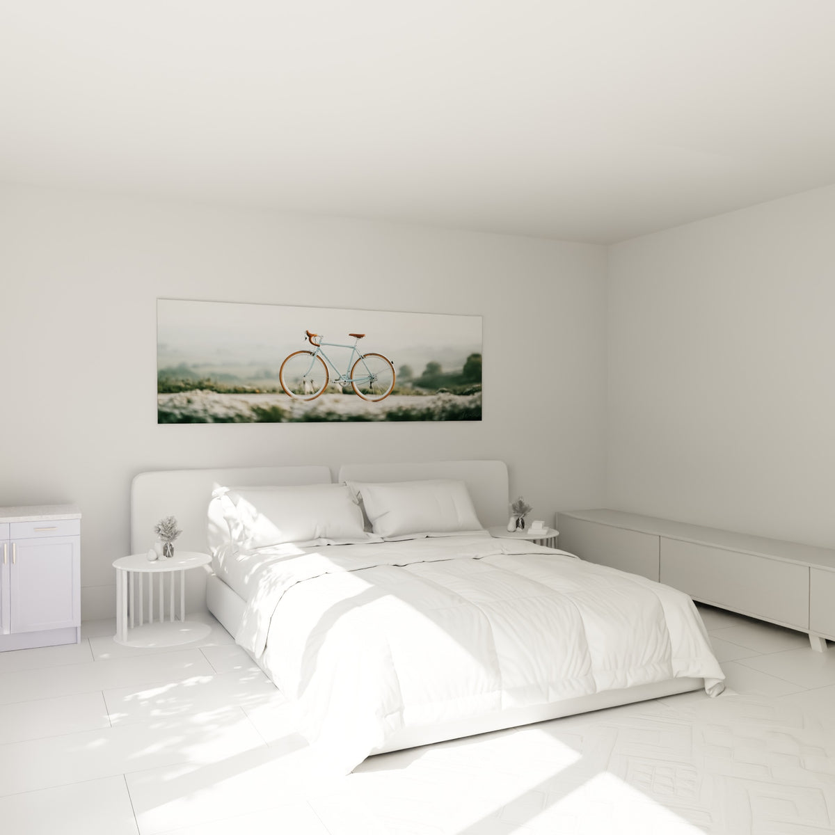 Cadre bleu pastel du vélo et route embrumée verte, tableau cyclisme accroché au-dessus d'un lit dans une chambre claire