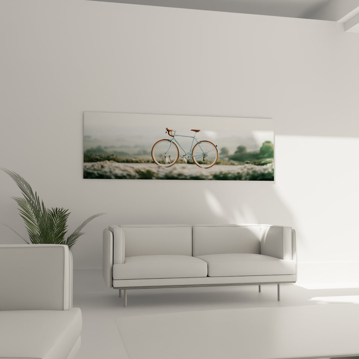 Silhouette du vélo bleu pastel sur fond flou vert olive, tableau cyclisme au-dessus d'un canapé dans un salon lumineux