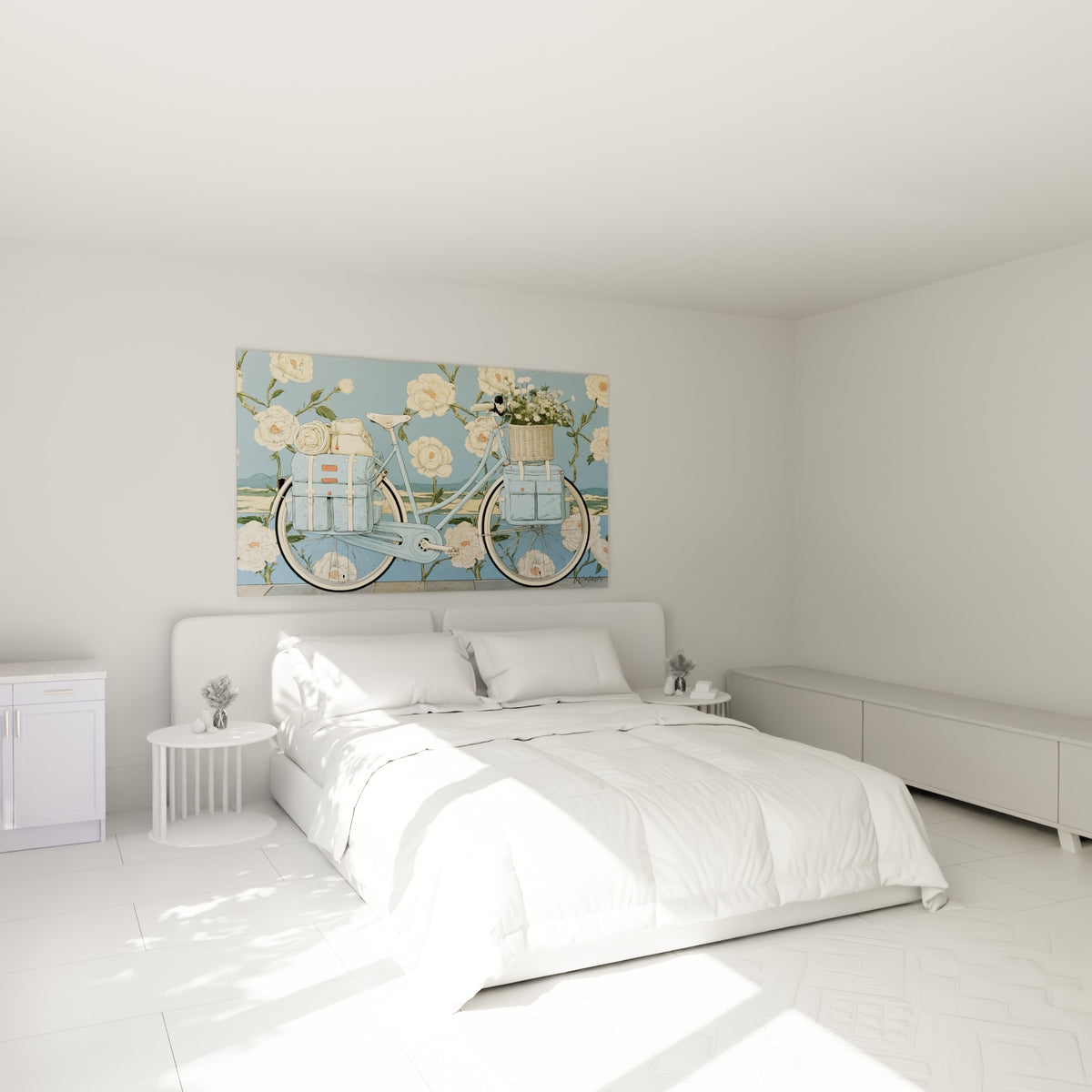 Bagages fleuris et vélo bleu ciel accrochés au-dessus d'un lit dans une chambre claire