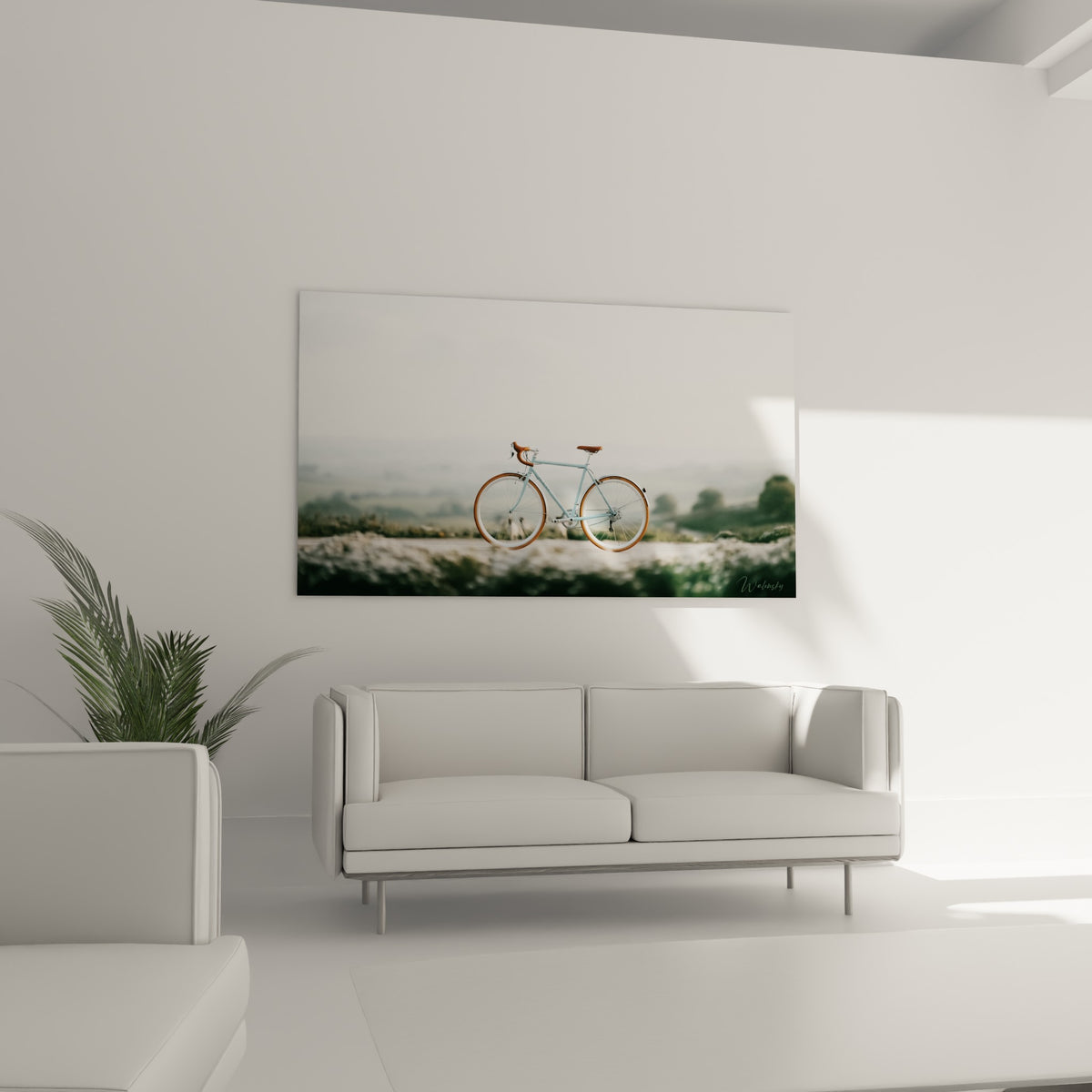 Vélo pastel et cognac sur fond de collines embrumées, au-dessus d'un canapé dans un salon lumineux