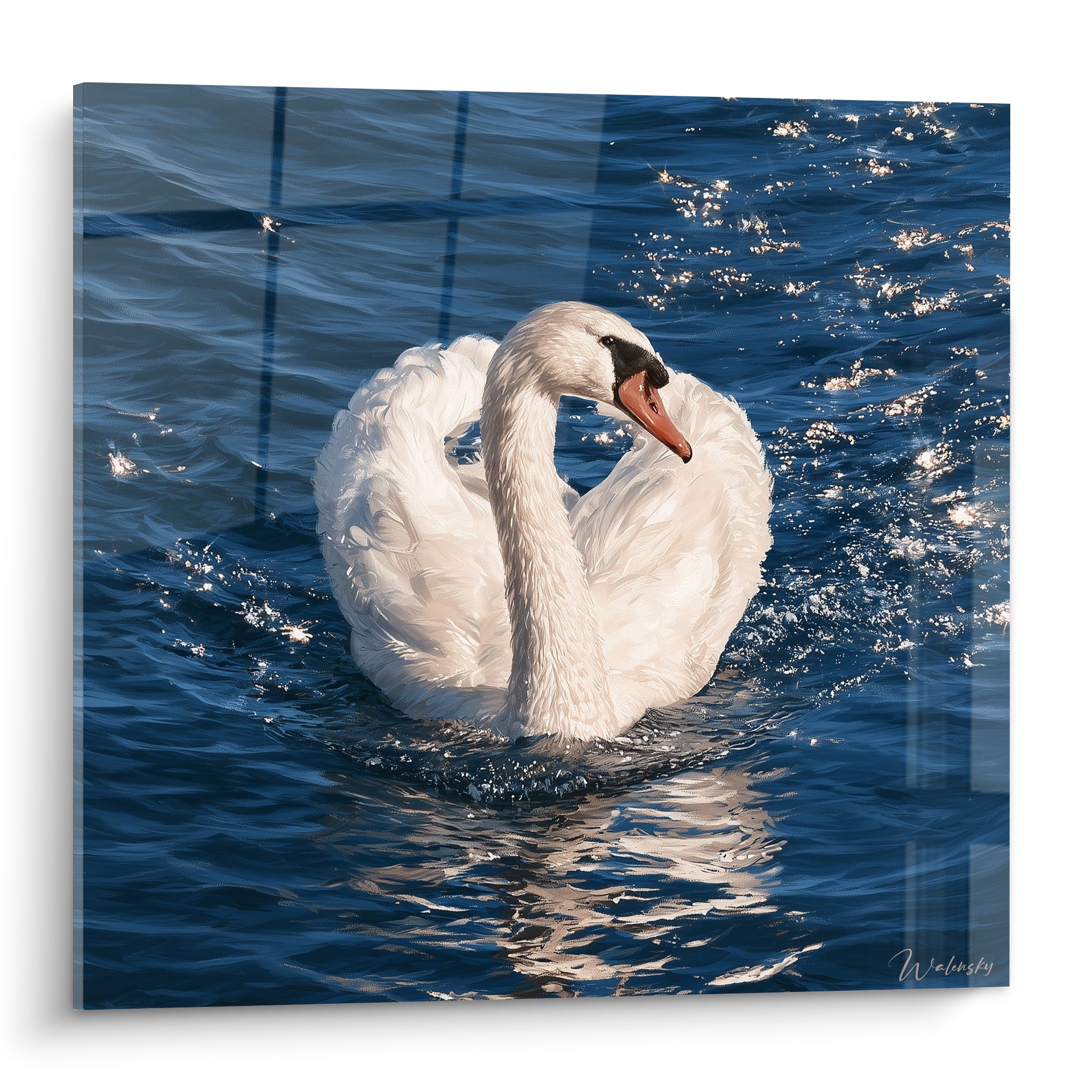 Cygne blanc au cou courbé glissant sur une eau bleu marine scintillante de reflets dorés