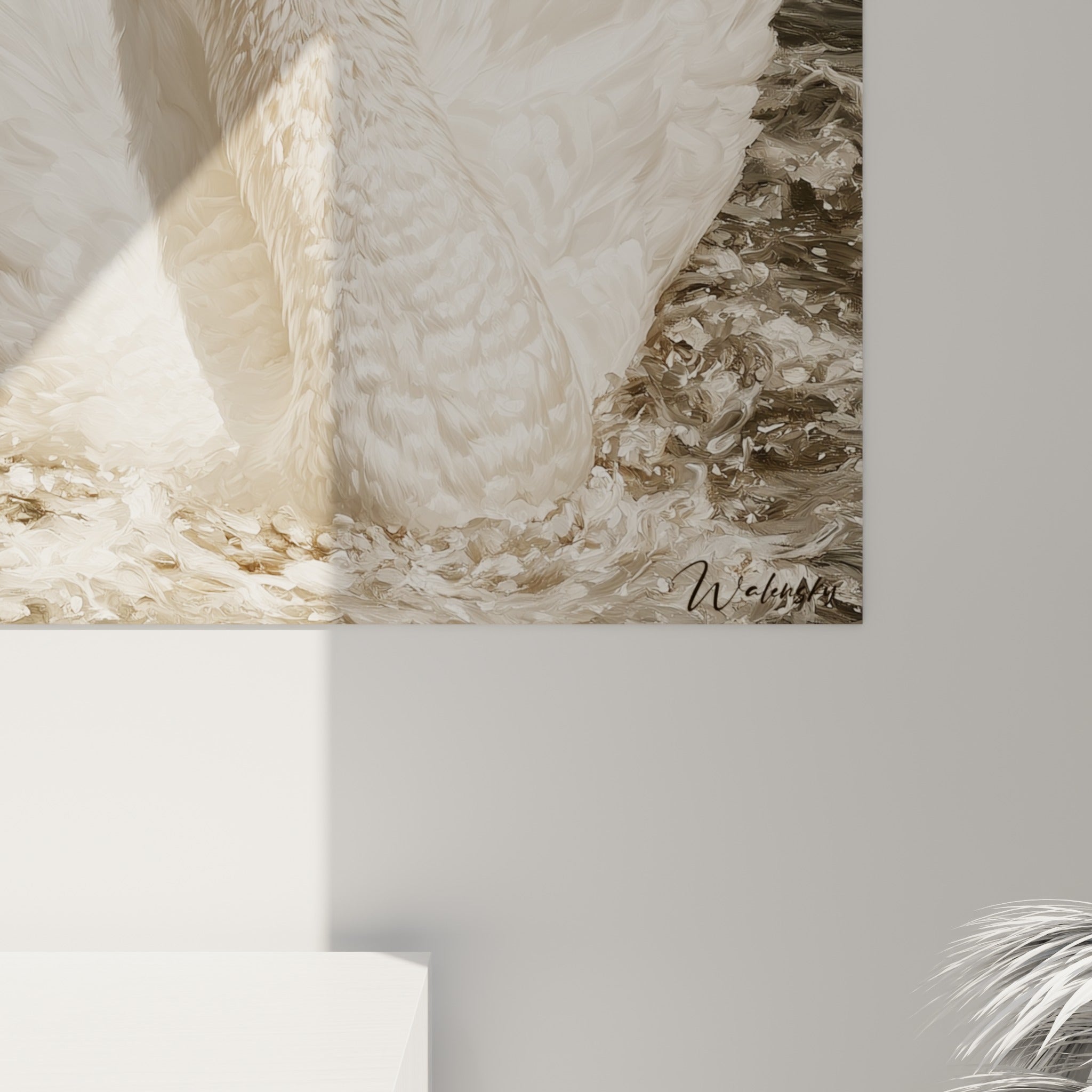 Détail des plumes blanches empâtées et des reflets gris argenté de l'eau autour du cygne accroché