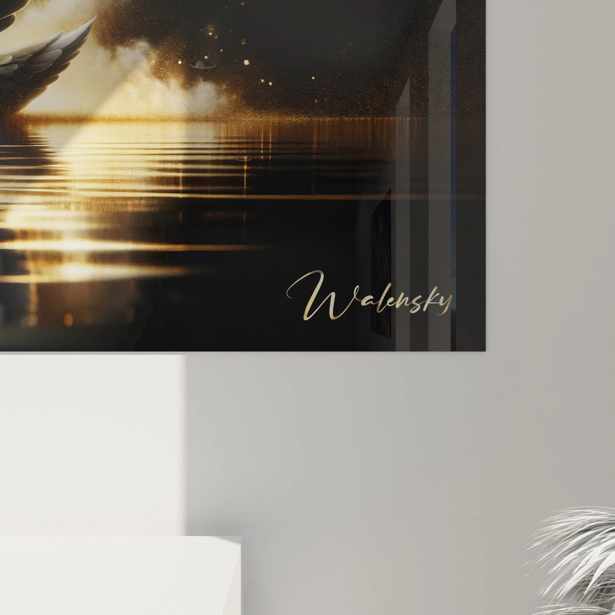 Un tableau d'animal présentant un cygne blanc aux lignes élégantes sur une étendue d'eau miroir. La texture des plumes révèle un jeu subtil d'ombres grises sur fond blanc. L'environnement noir est illuminé par des nuées dorées et particules brillantes évoquant un ciel étoilé.