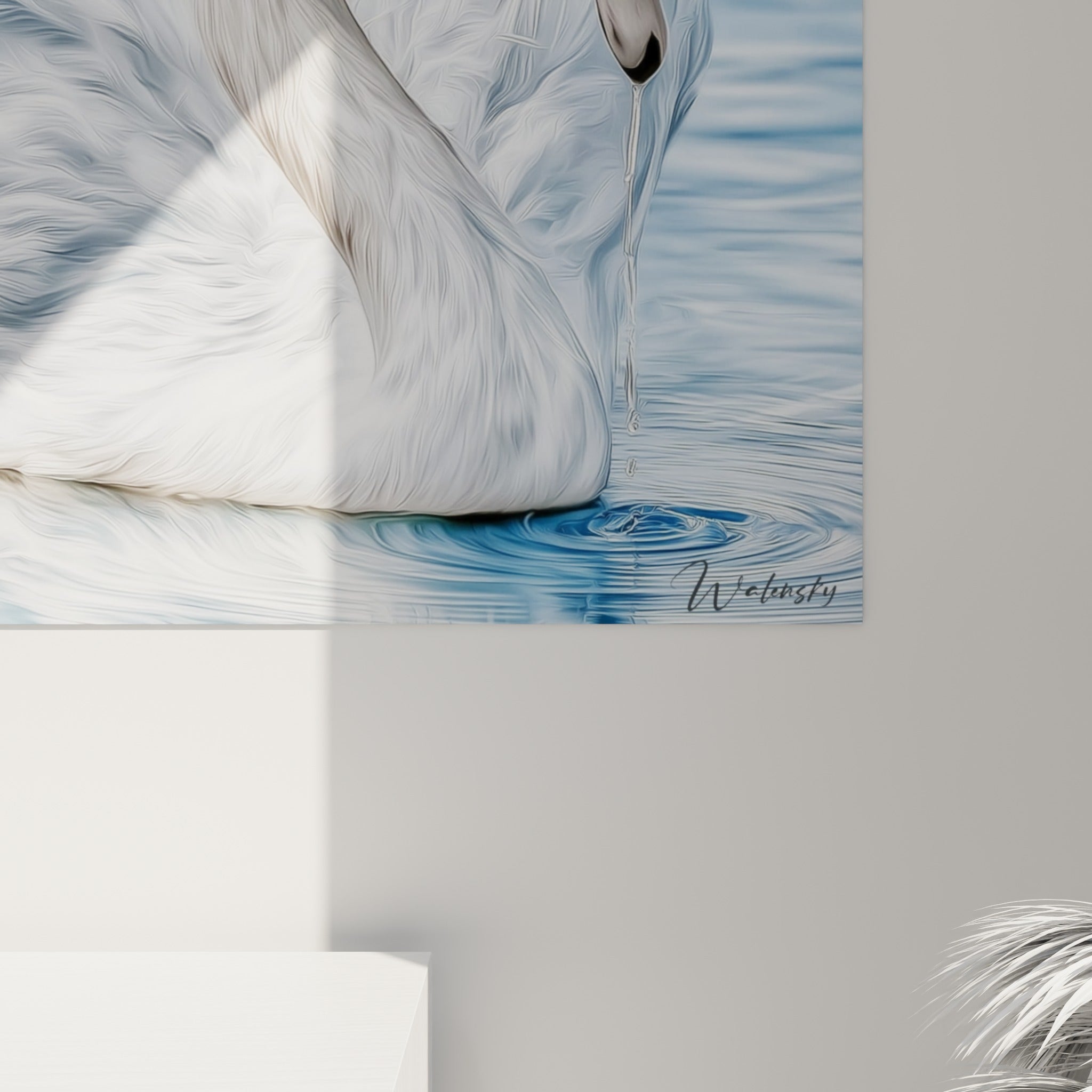Plumes blanches sculptées à la matière dense, reflets gris et bleu pastel visibles de près sur la toile