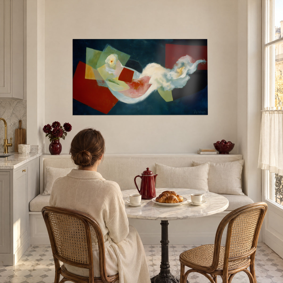 Tableau peinture dadaïste aux rectangles carmin et pastel, nuage laiteux ondoyant, femme de dos attablée dans une cuisine haussmannienne