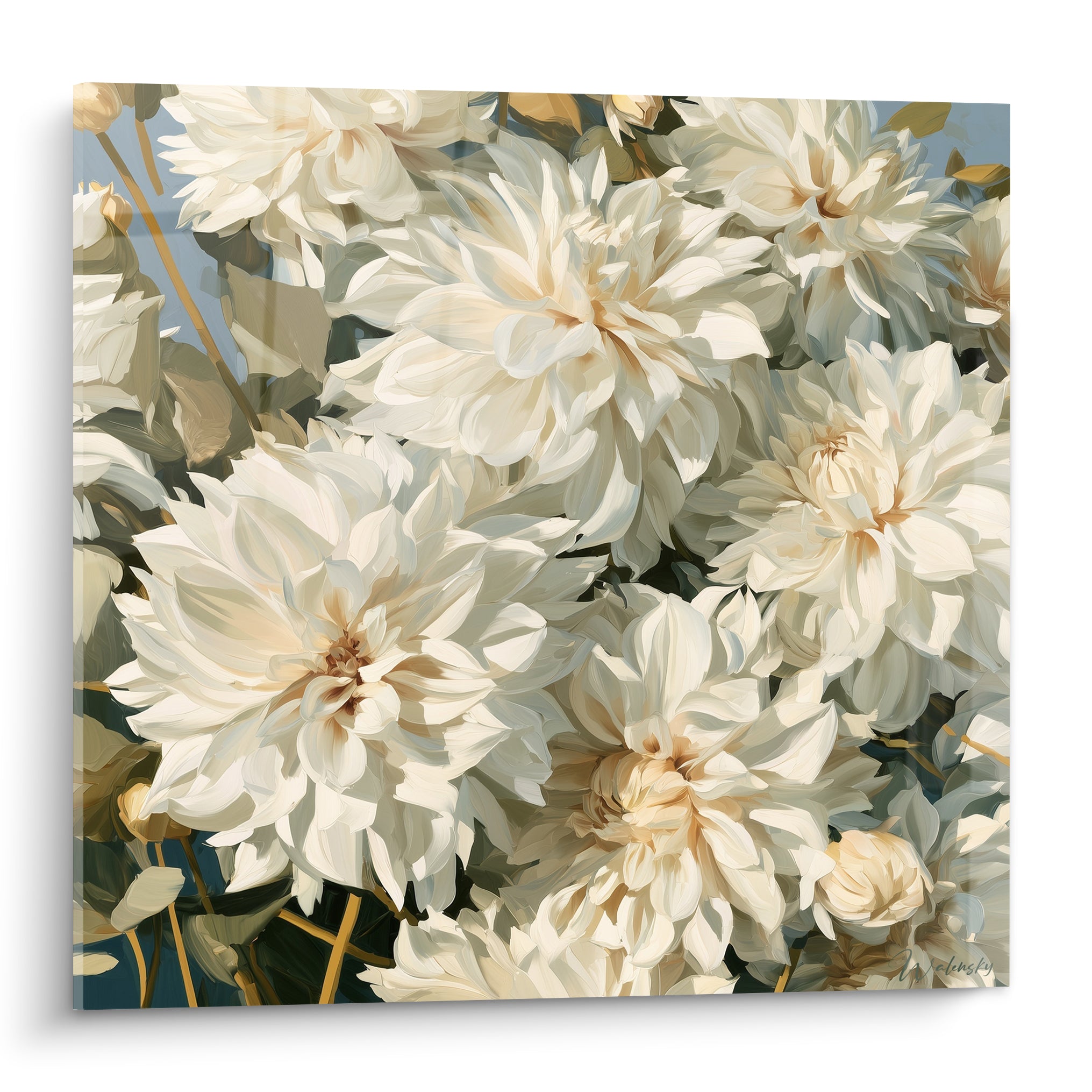 Dahlias blancs aux cœurs dorés peints sur fond bleu profond, pétales texturés en gros bouquet