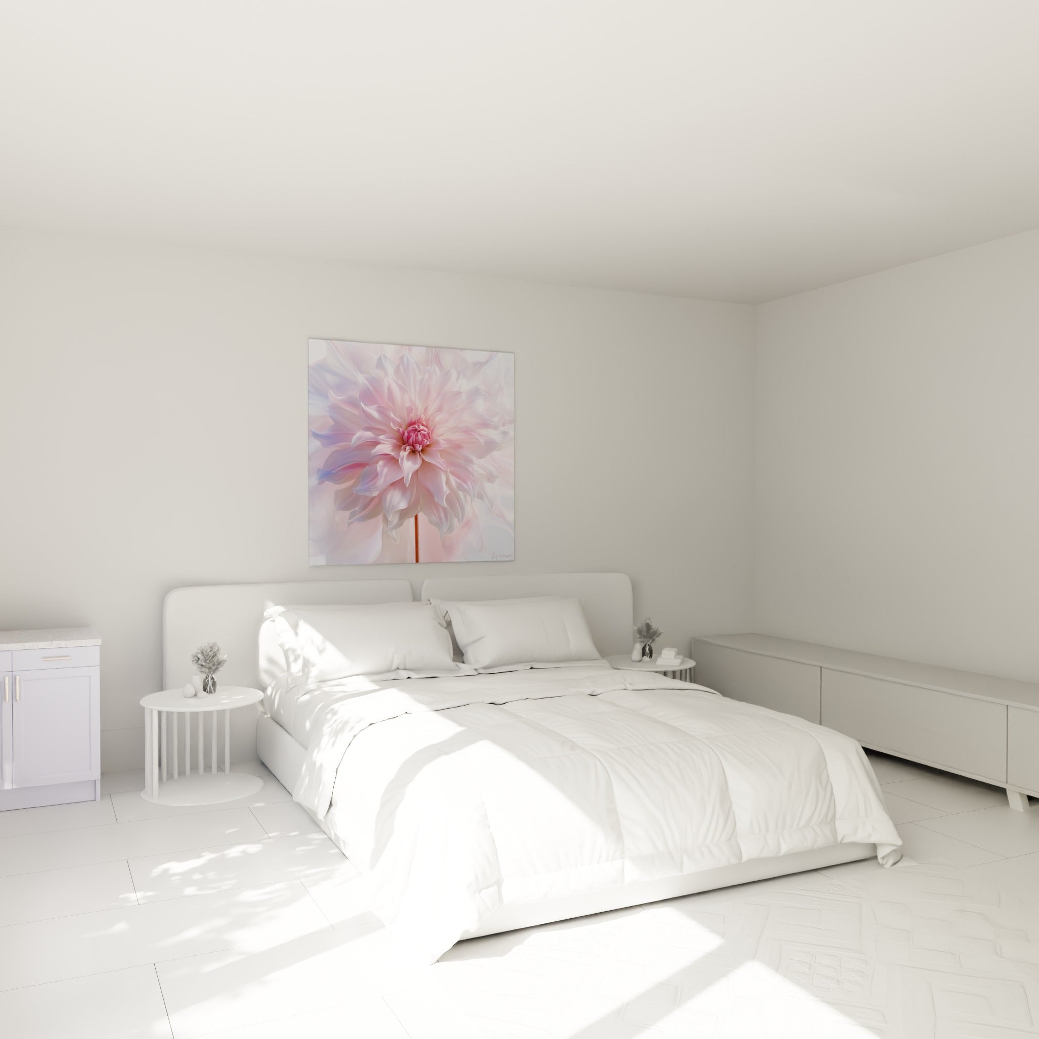 Dahlia rose et blanc aux nuances bleutées, accroché au-dessus d'un lit dans une chambre claire