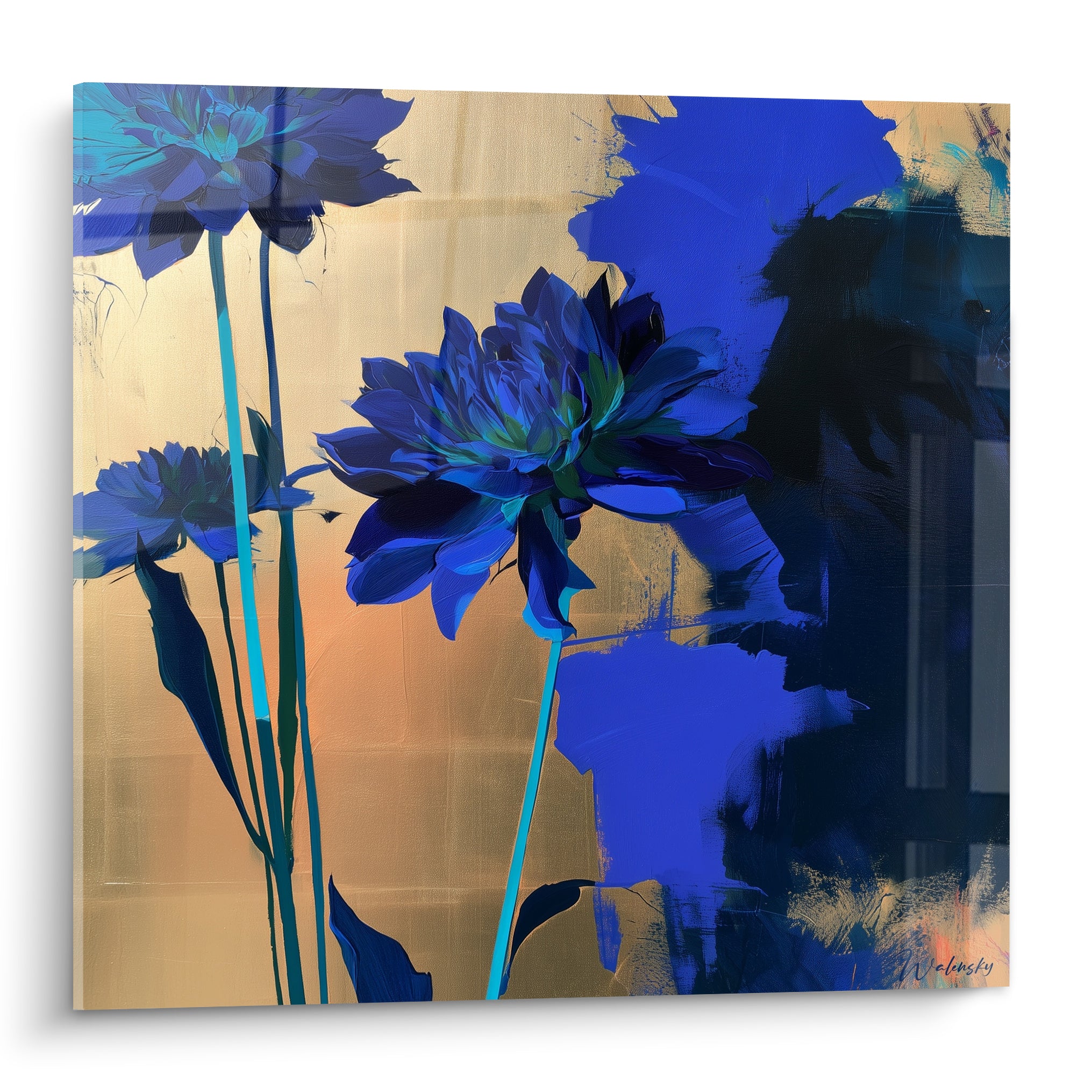 Dahlias bleu marine aux pétales denses sur fond doré et bleu roi, style pictural expressif