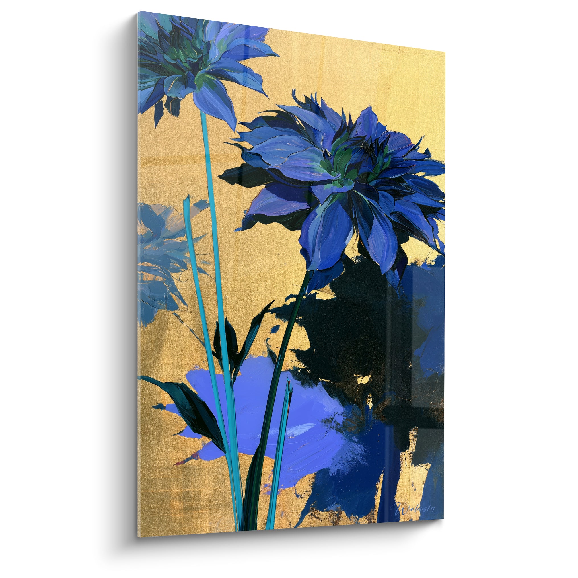 Dahlias bleu marine et indigo peints sur fond doré texturé, tiges turquoise, style expressif et raffiné