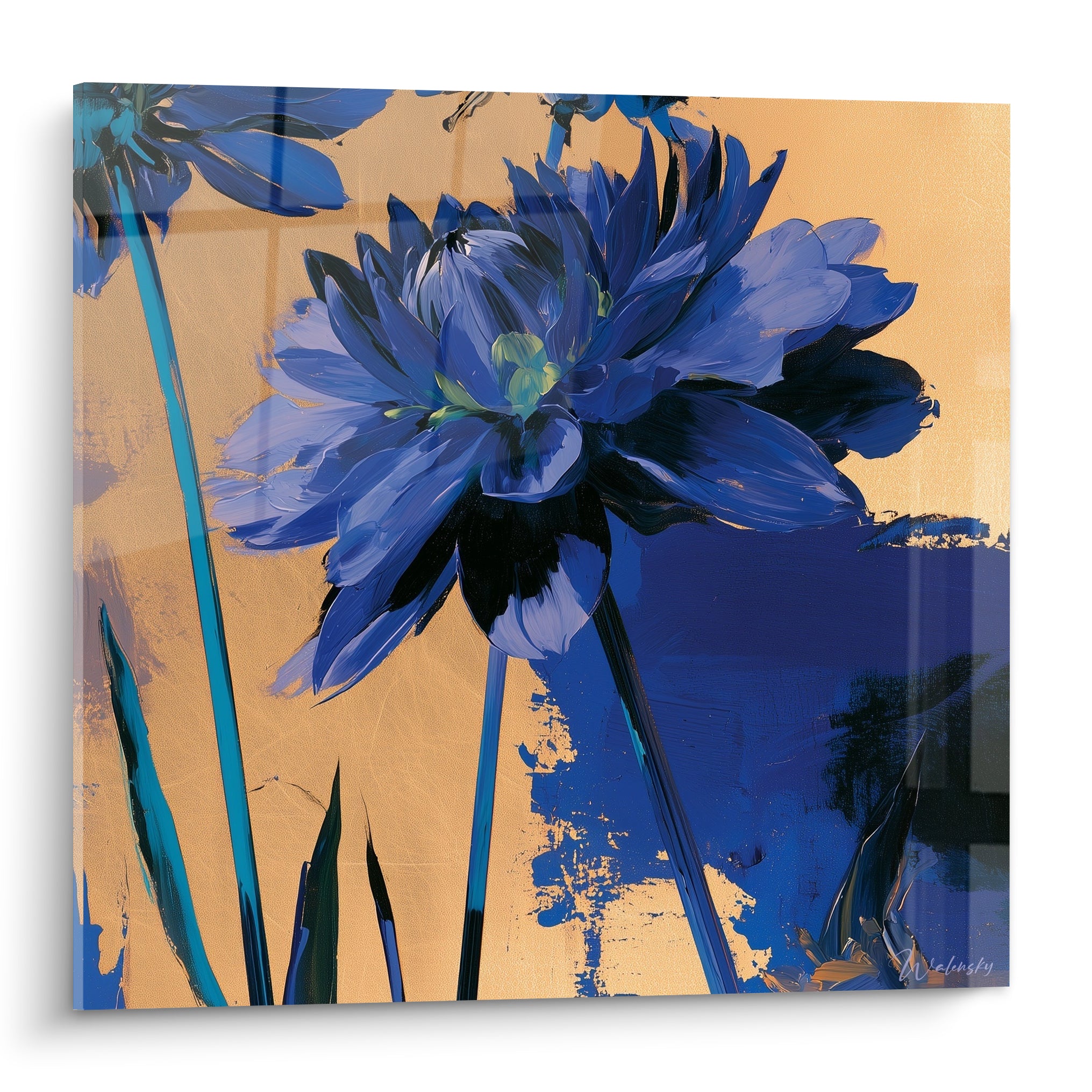 Dahlia bleu marine aux pétales sombres se déployant sur un fond doré éclatant