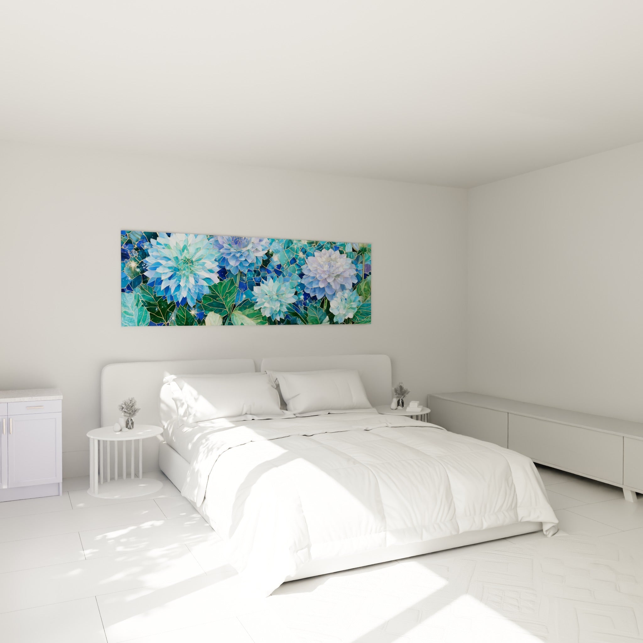Bouquet de dahlias turquoise et blanc nacré au-dessus d'un lit dans une chambre claire
