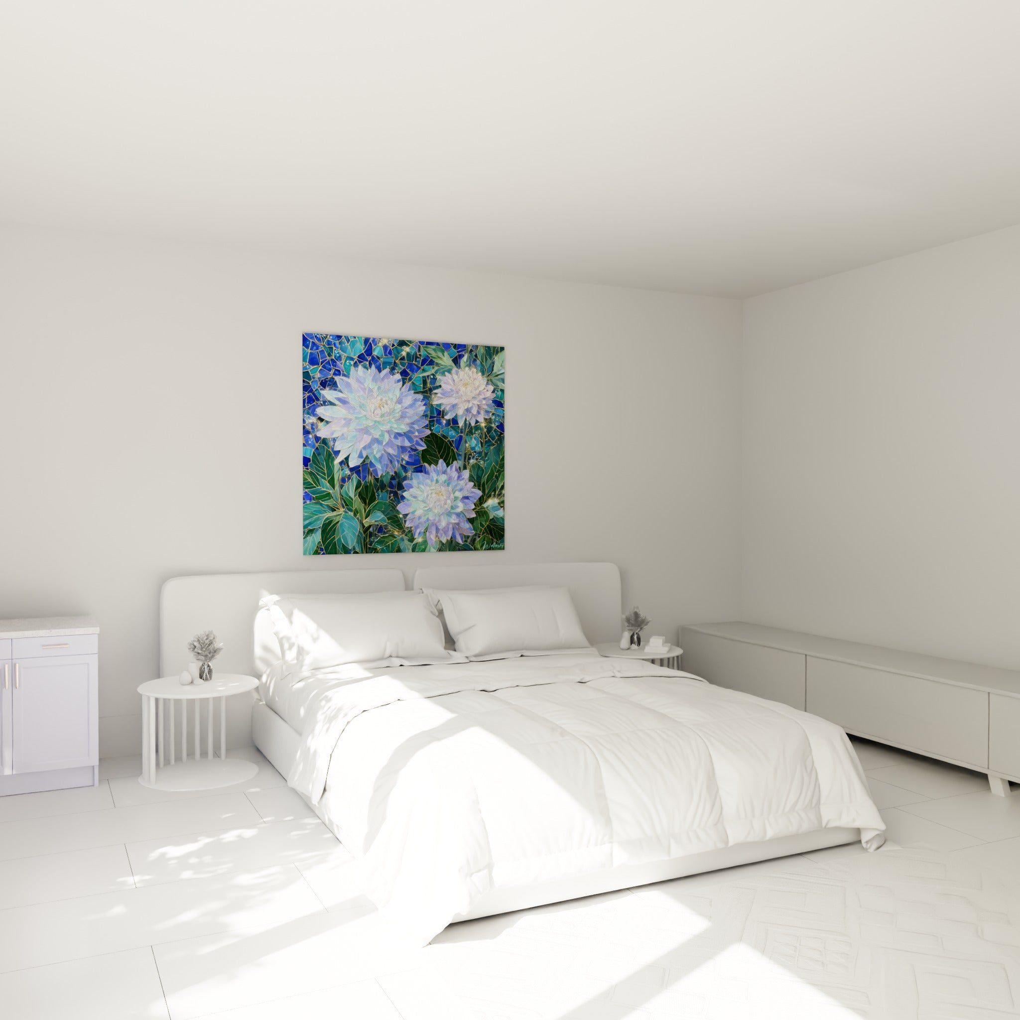 Fleurs de dahlia bleu pastel et blanc nacré au-dessus d'un lit dans une chambre claire