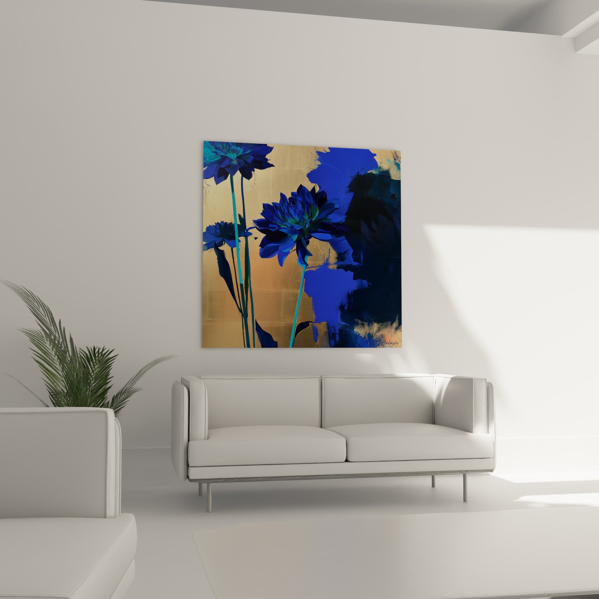 Dahlias dorés et bleu roi aux pétales sculpturaux, au-dessus d'un canapé dans un salon lumineux