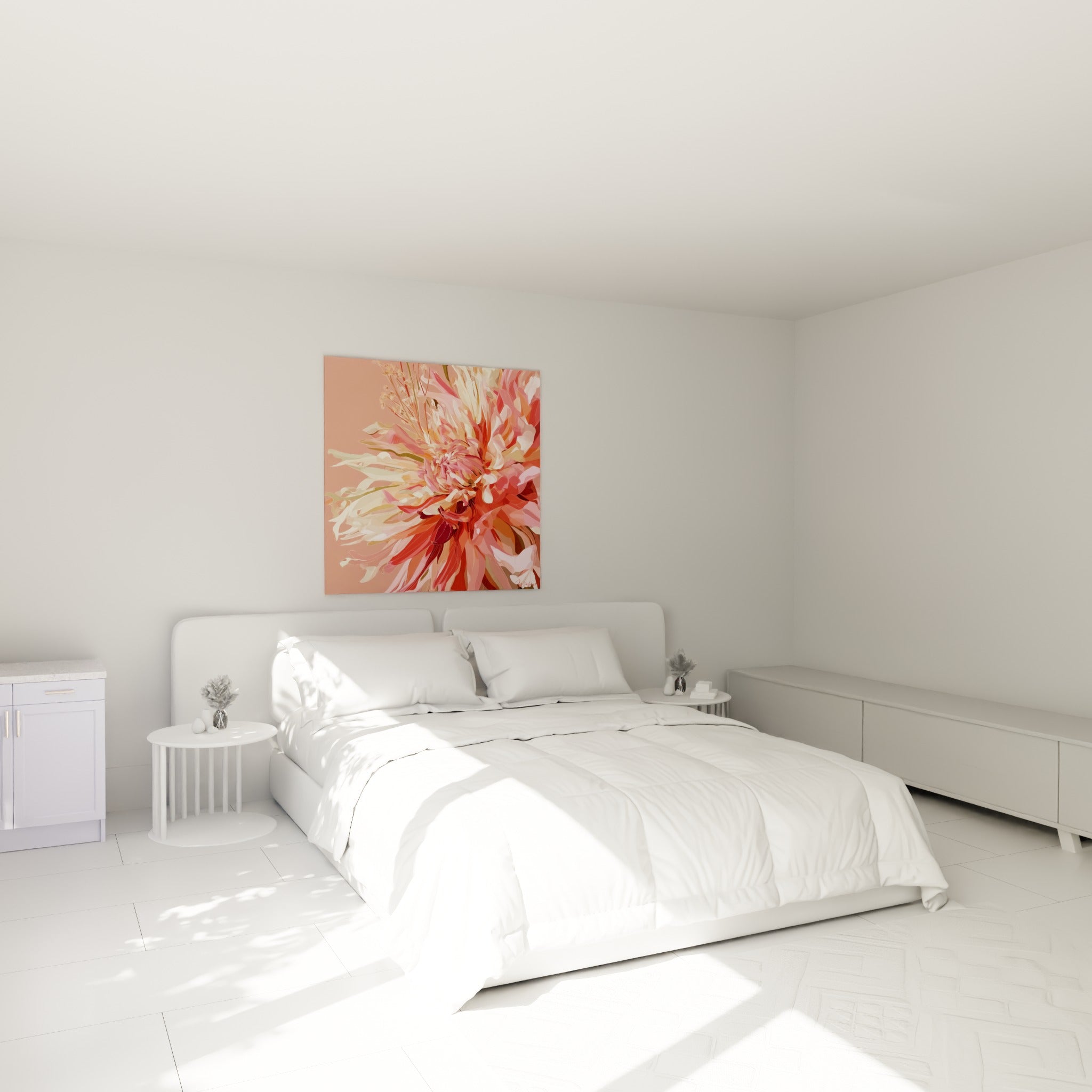 Fleur de dahlia bordeaux et ivoire épanouie au-dessus d'un lit dans une chambre claire
