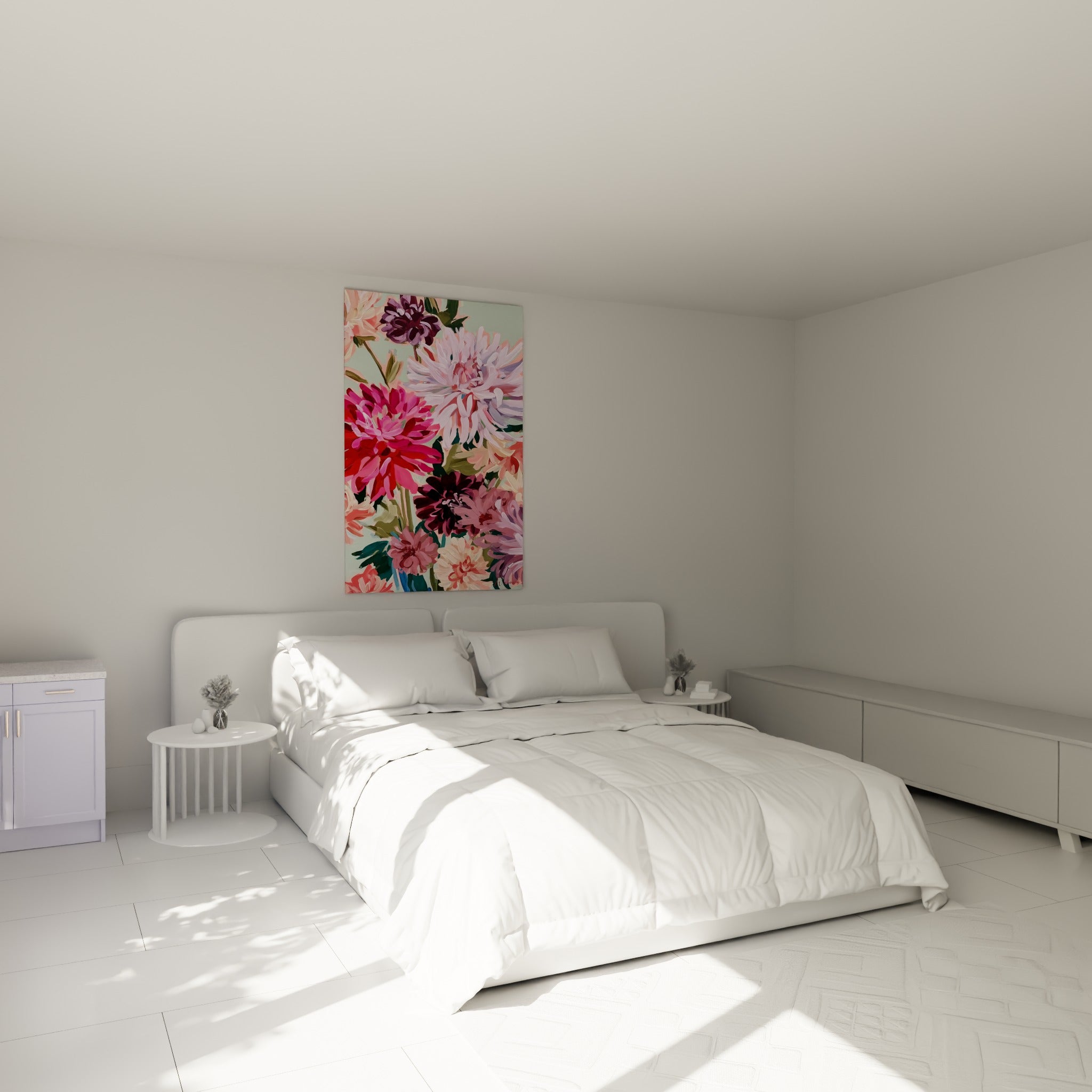Bouquet de dahlias rose vif et bordeaux profond accroché au-dessus d'un lit dans une chambre claire