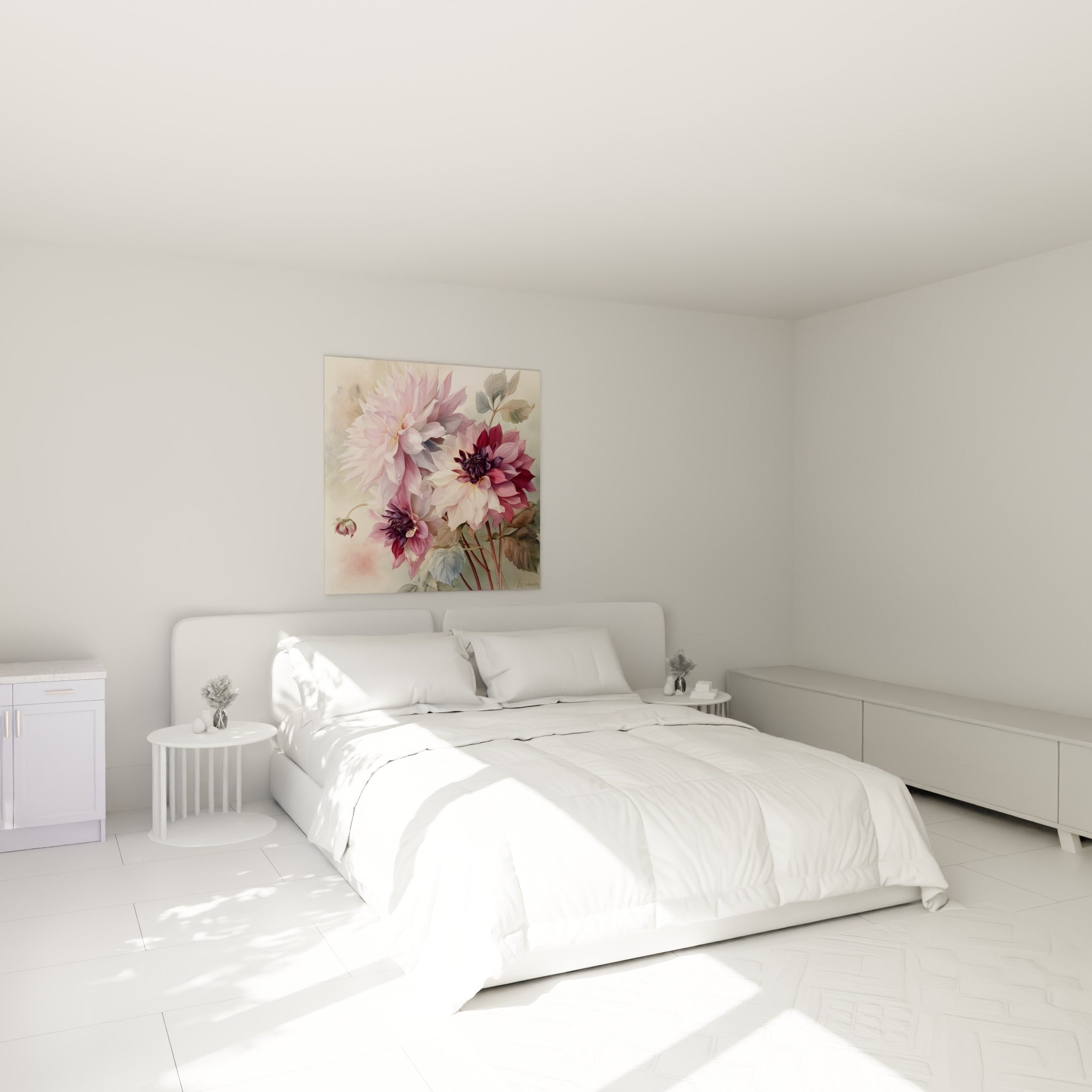 Bouquet de dahlias roses et bordeaux au-dessus d'un lit dans une chambre claire et épurée