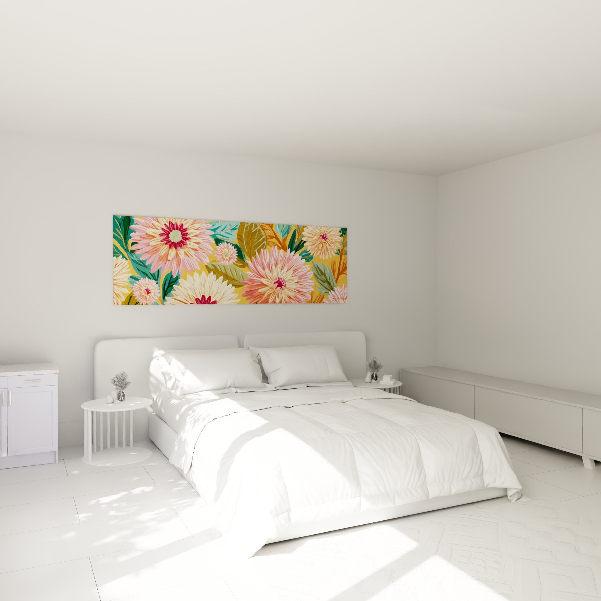 Bouquet de dahlias roses et crème sur fond doré, accroché au-dessus d'un lit dans une chambre claire