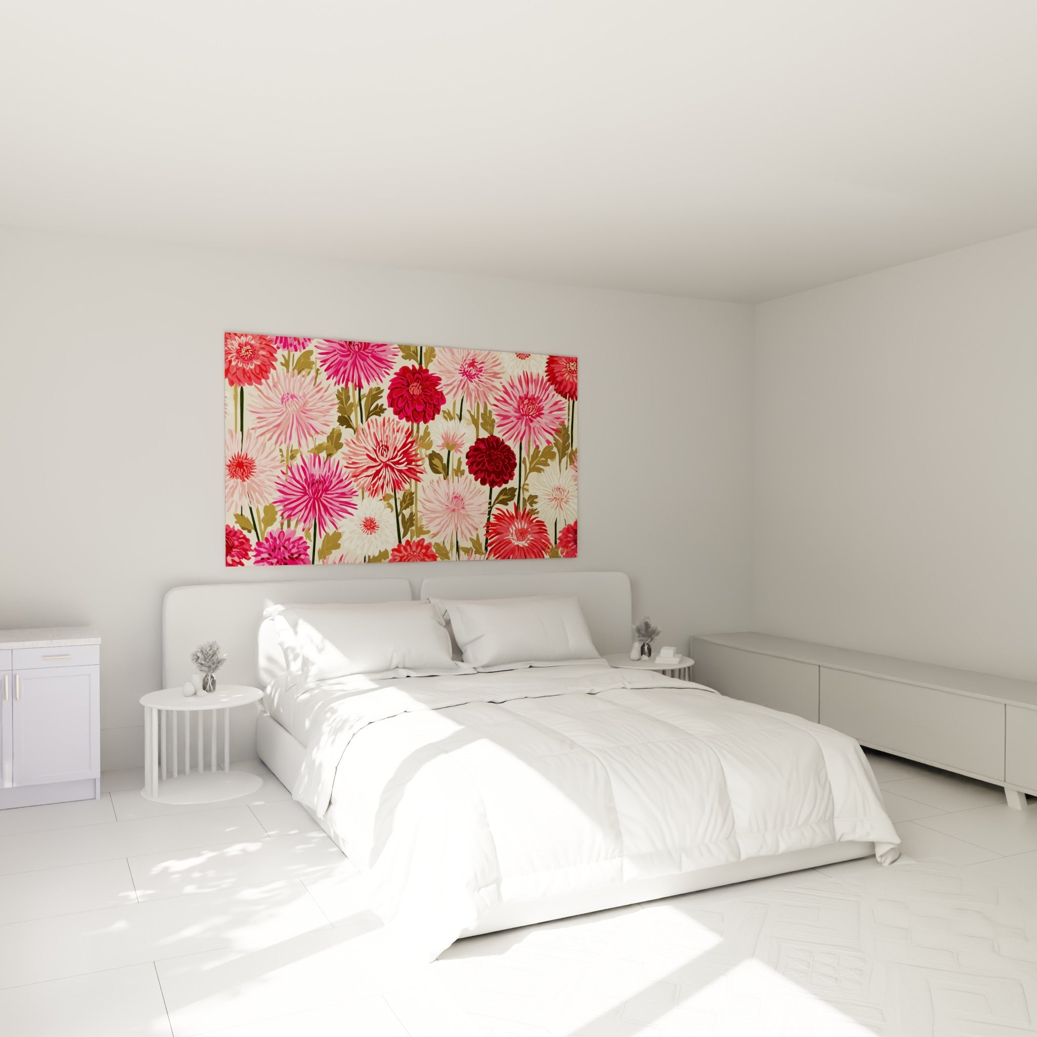 Bouquet de dahlias fuchsia et bordeaux peints sur fond crème, au-dessus d'un lit dans une chambre claire