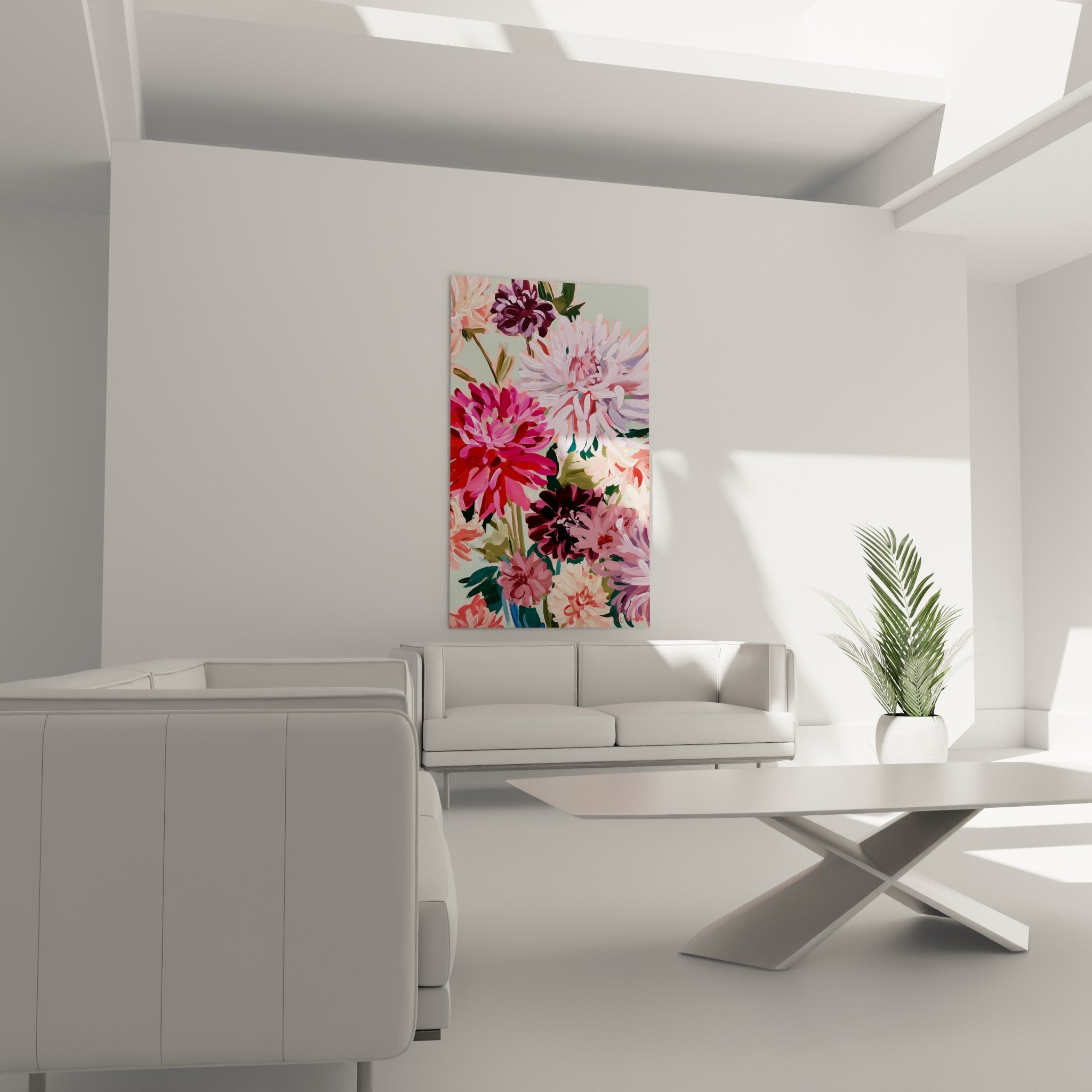 Corolles de dahlias mauves et fuchsia disposées au-dessus d'un canapé dans un salon lumineux