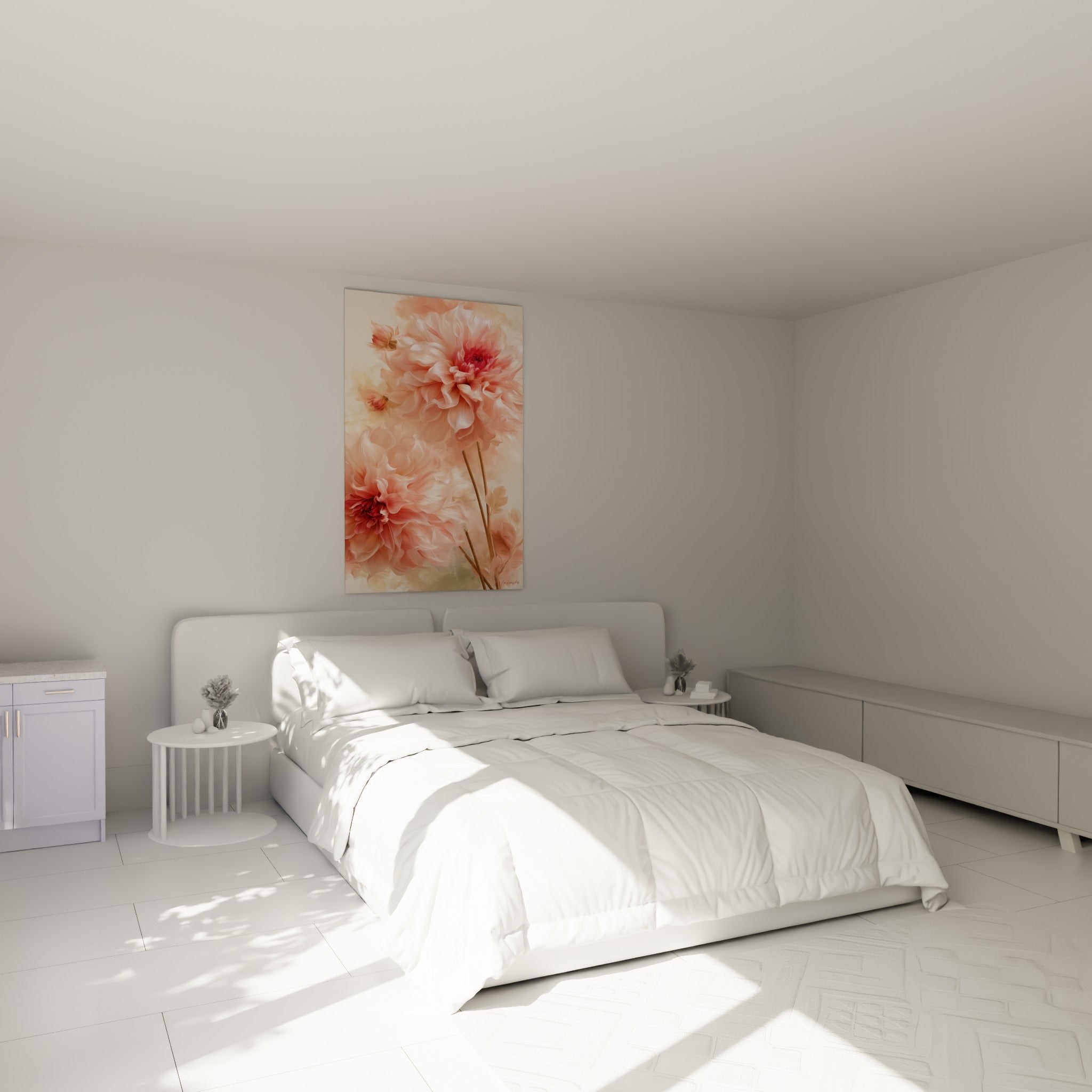 Bouquet de dahlias roses et pêche déployés au-dessus d'un lit dans une chambre claire et épurée