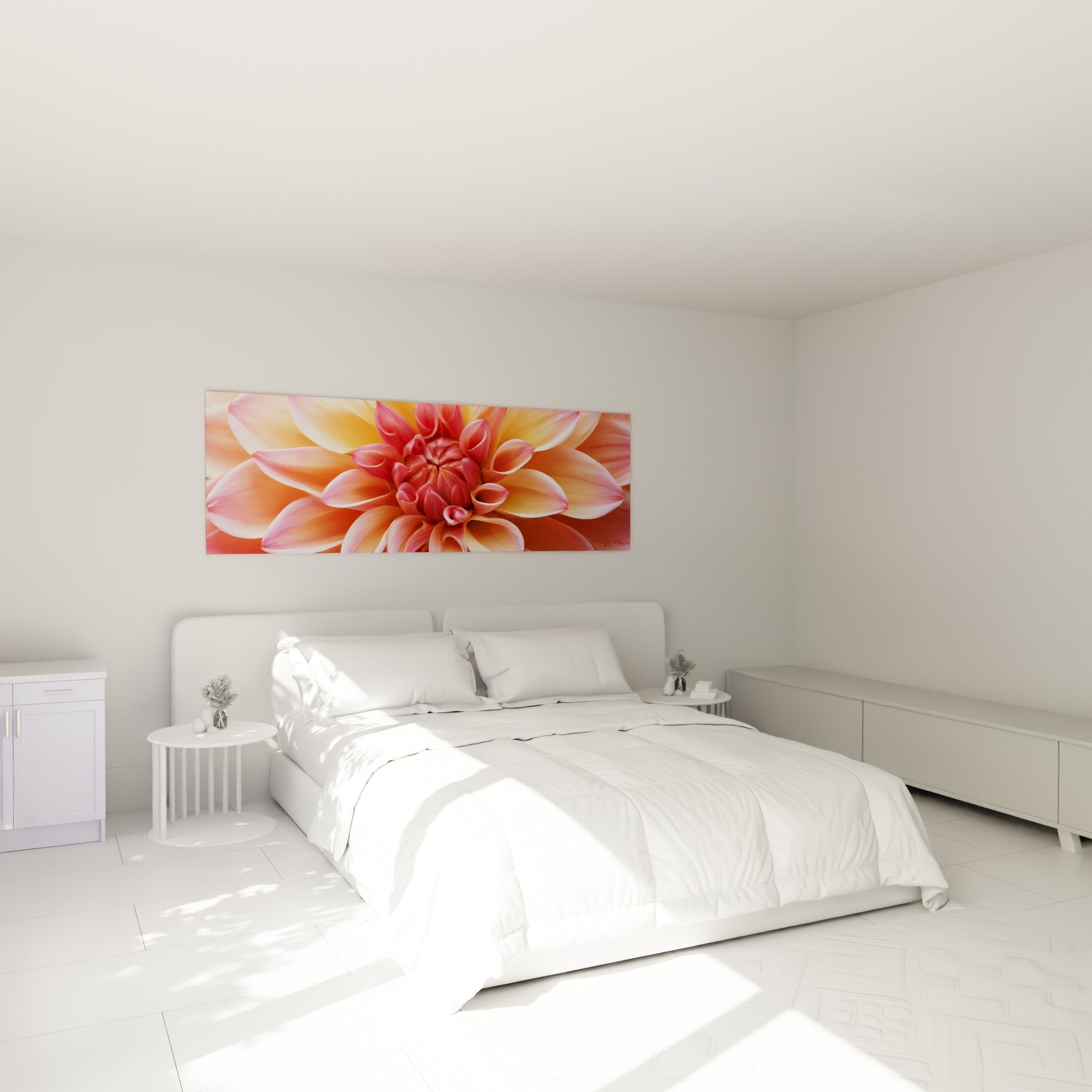 Fleur de dahlia pêche et rose vif au-dessus d'un lit dans une chambre claire